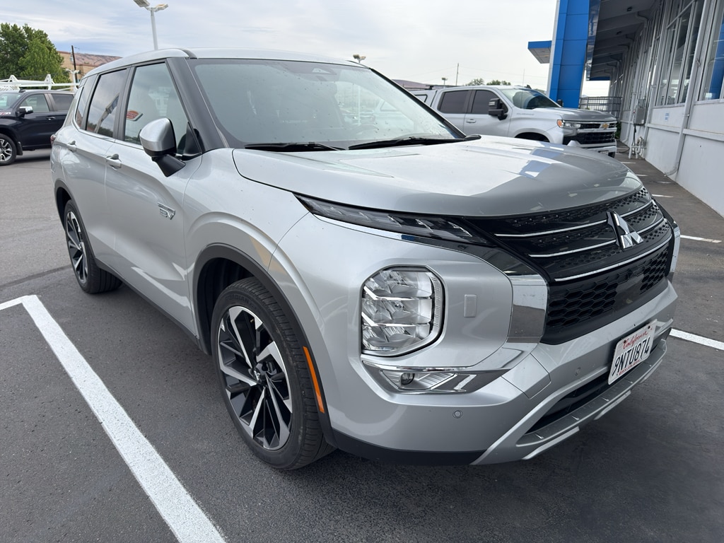 2024 Mitsubishi Outlander Plug-in Hybrid's photo