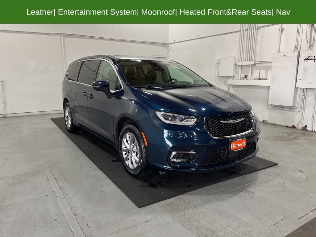 2023 Chrysler Pacifica Touring L's photo