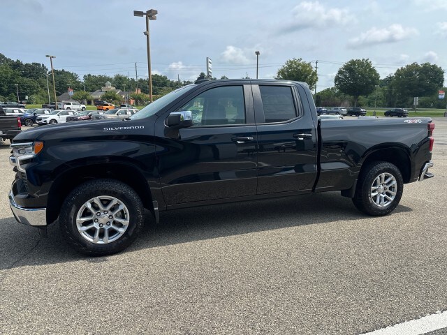 2025 Chevrolet Silverado 1500 LT photo 2