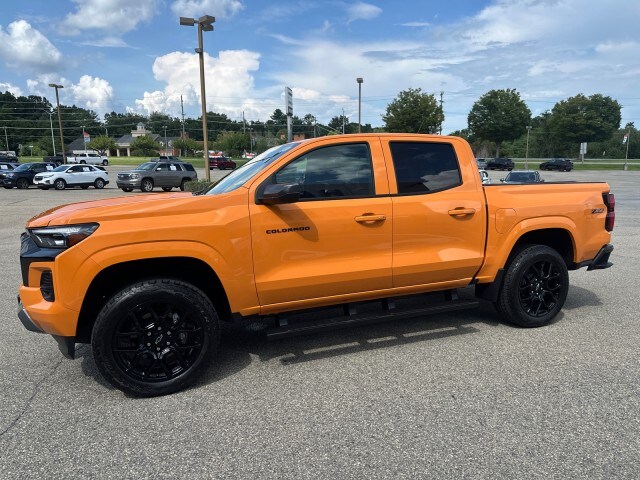 2025 Chevrolet Colorado Z71 photo 2