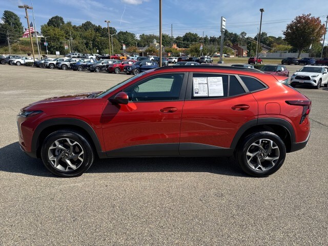 2024 Chevrolet Trax LT photo 2