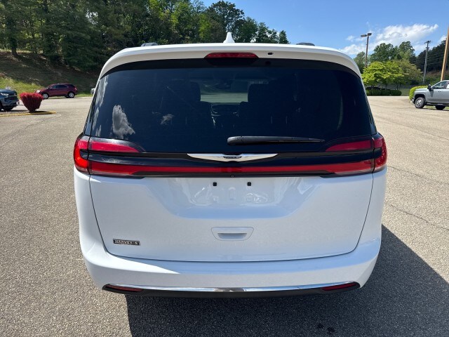 2022 Chrysler Pacifica Touring L photo 3