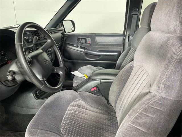 2001 Chevrolet S-10 Pickup photo 2