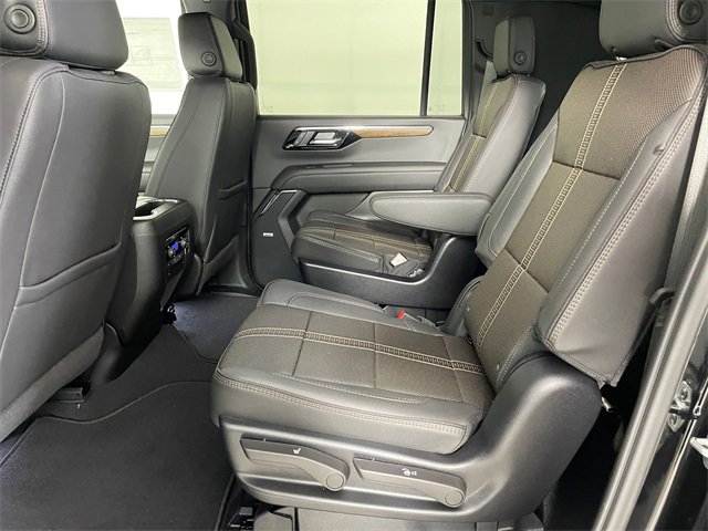 2025 Chevrolet Suburban High Country photo 4