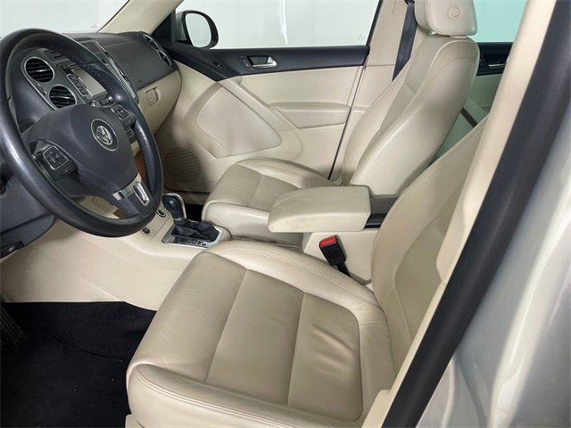 2011 Volkswagen Tiguan Sport photo 2