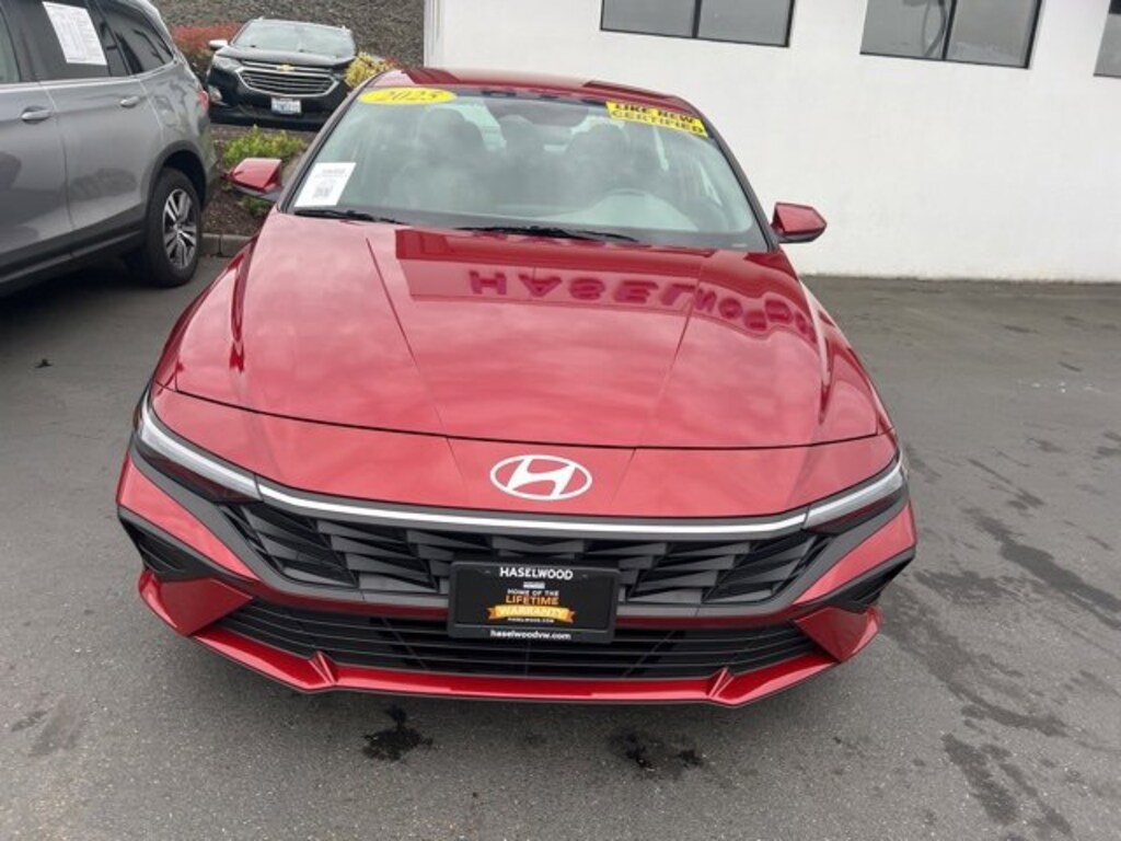 Used 2025 Hyundai Elantra SE Sedan