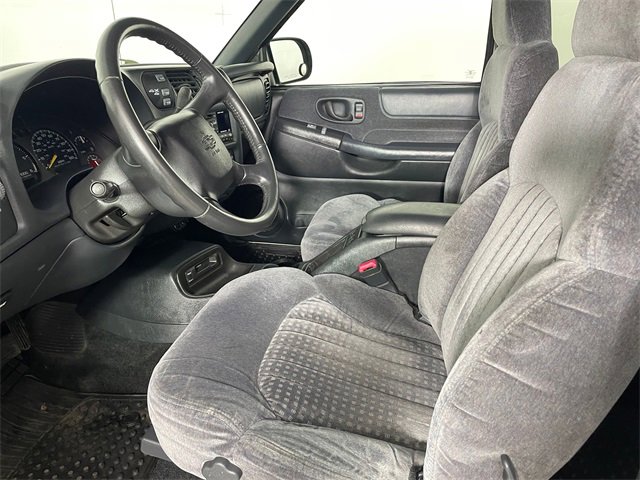 2001 Chevrolet S-10 Pickup photo 2