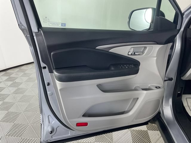 2017 Honda Pilot LX - Photo 16