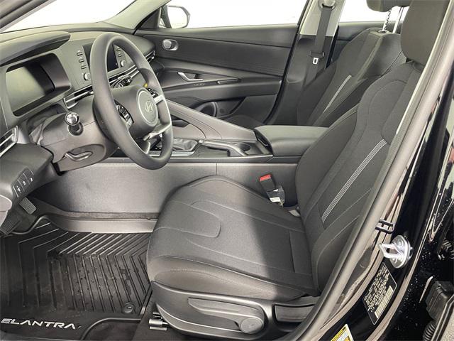 2025 Hyundai Elantra SE photo 2