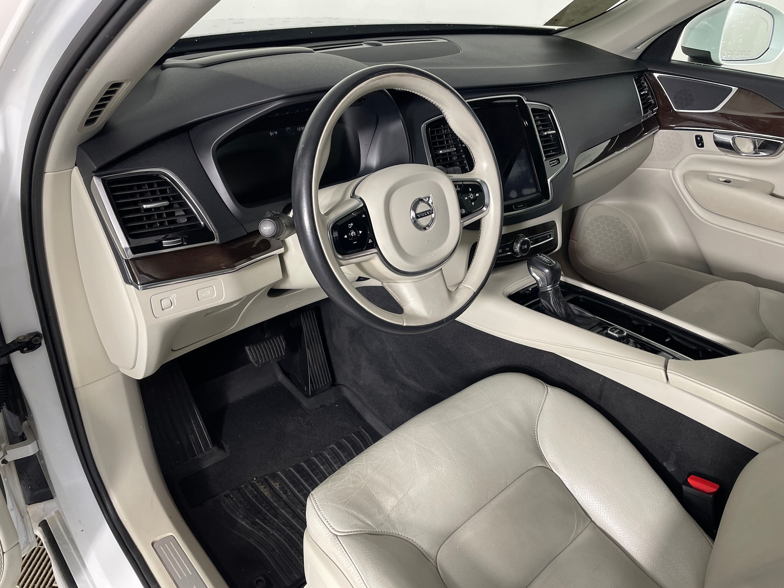 2016 Volvo XC90 T6 Momentum AWD photo 2