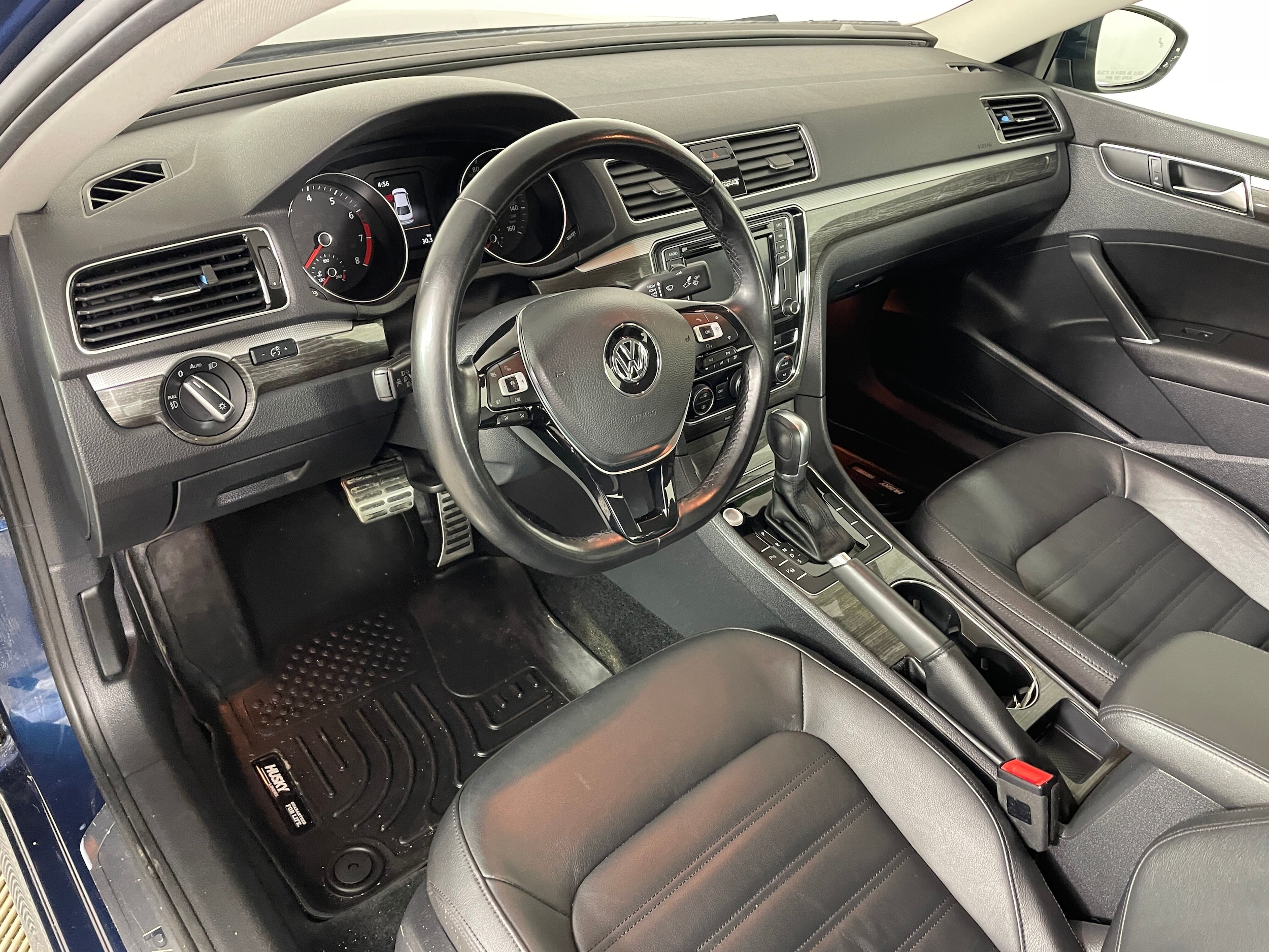 2018 Volkswagen Passat 2.0T SEL Premium photo 2