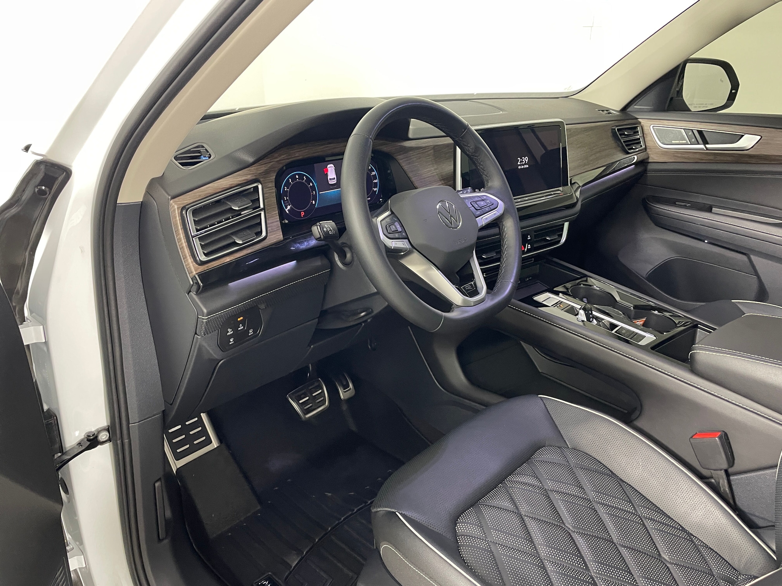 2025 Volkswagen Atlas 2.0T SEL Premium R-Line photo 2