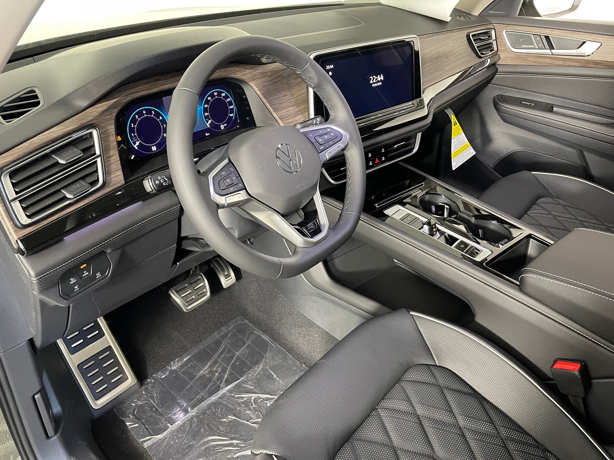 2025 Volkswagen Atlas SEL Premium R-Line photo 2