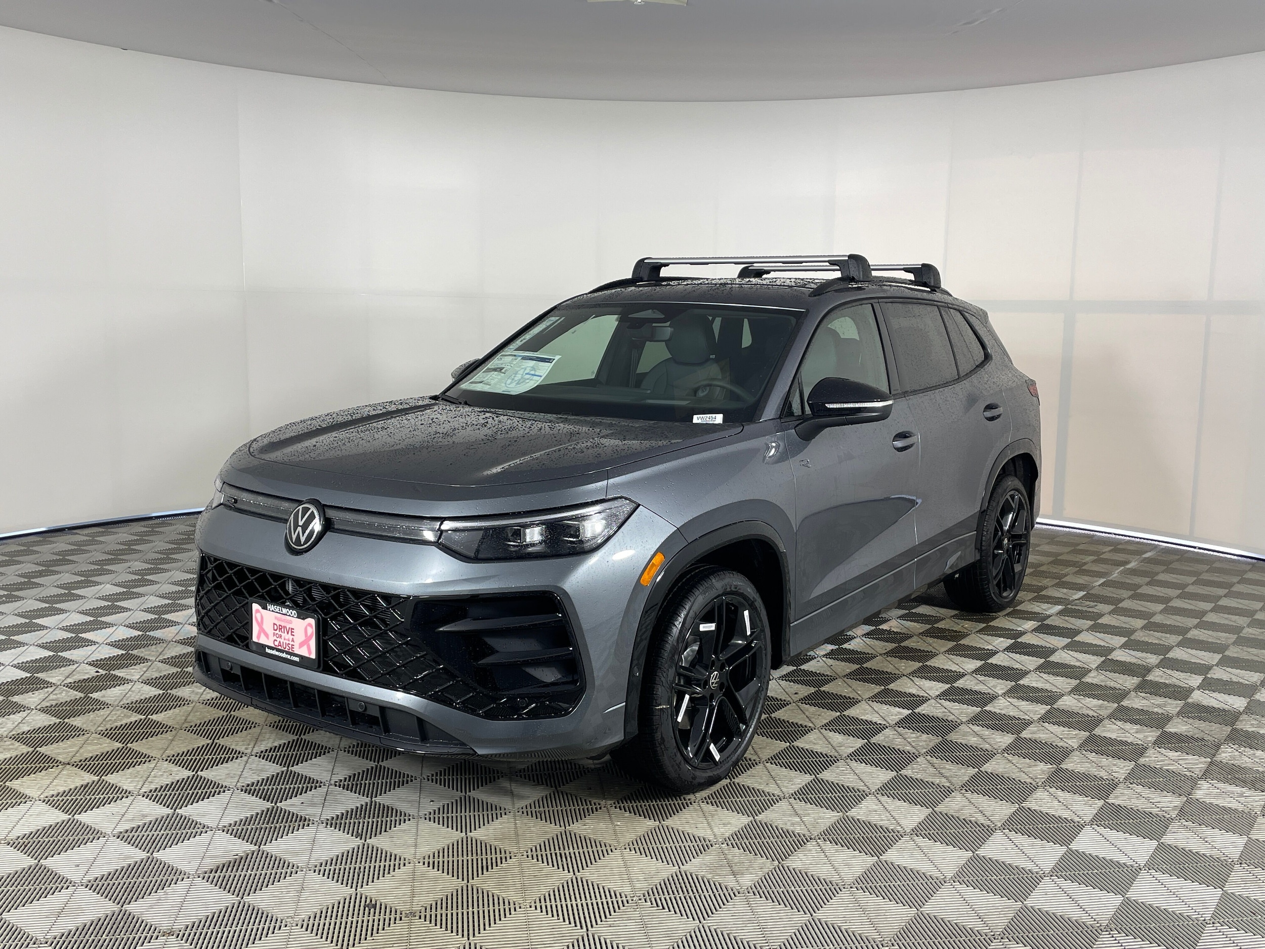 2025 Volkswagen Tiguan SE R-LINE BLACK's photo