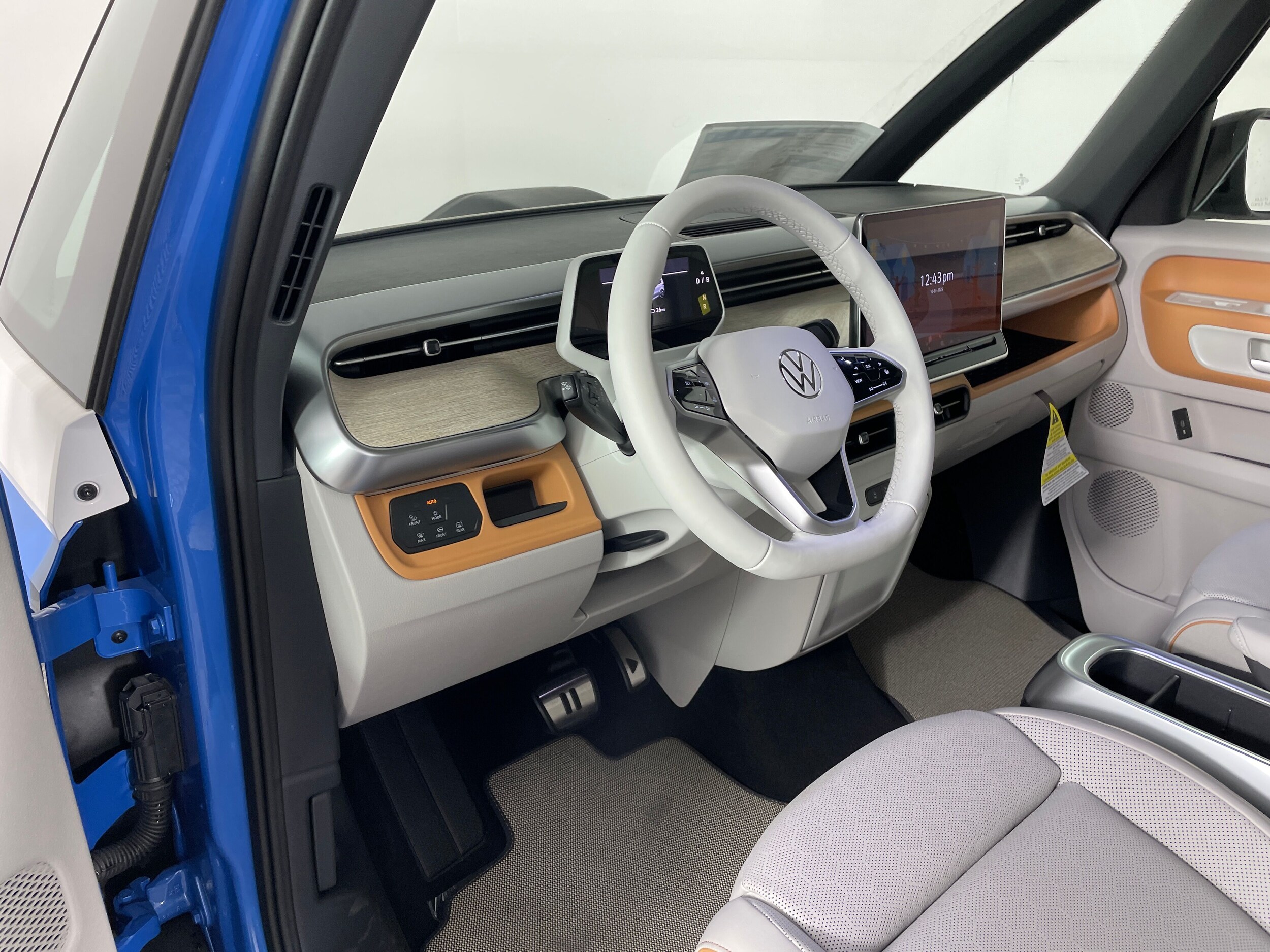 2025 Volkswagen ID. Buzz Pro Plus photo 2