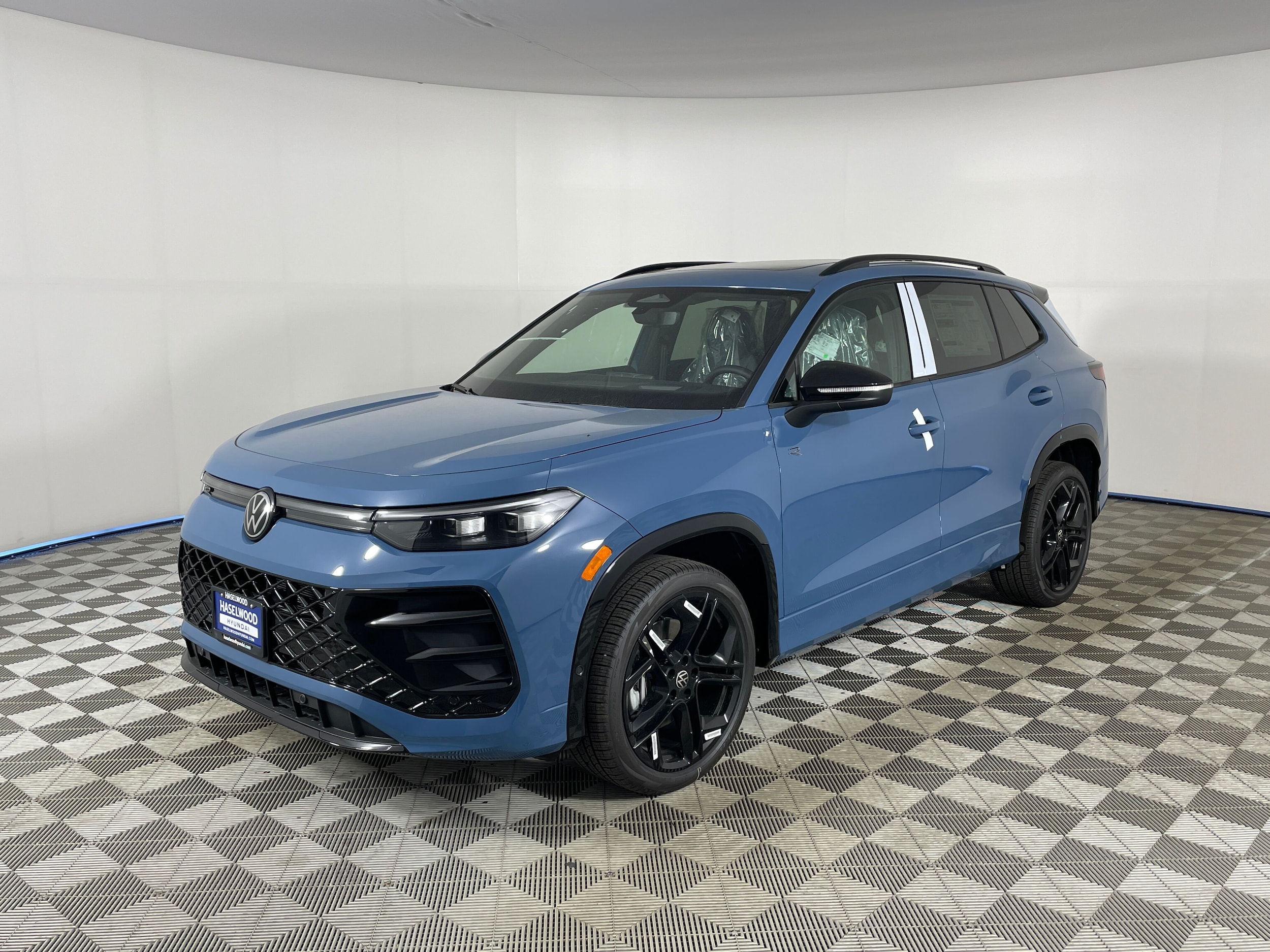 2025 Volkswagen Tiguan 2.0T SE R-Line Black 4Motion's photo