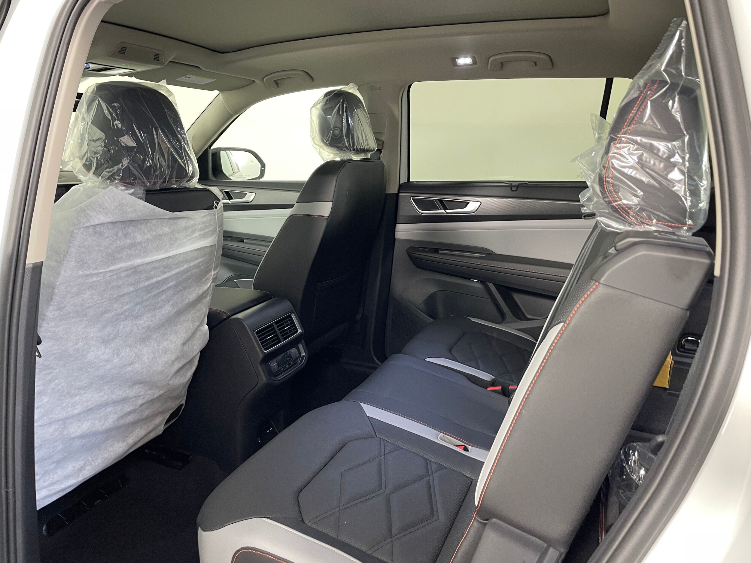 2025 Volkswagen Atlas Peak Edition SE photo 4
