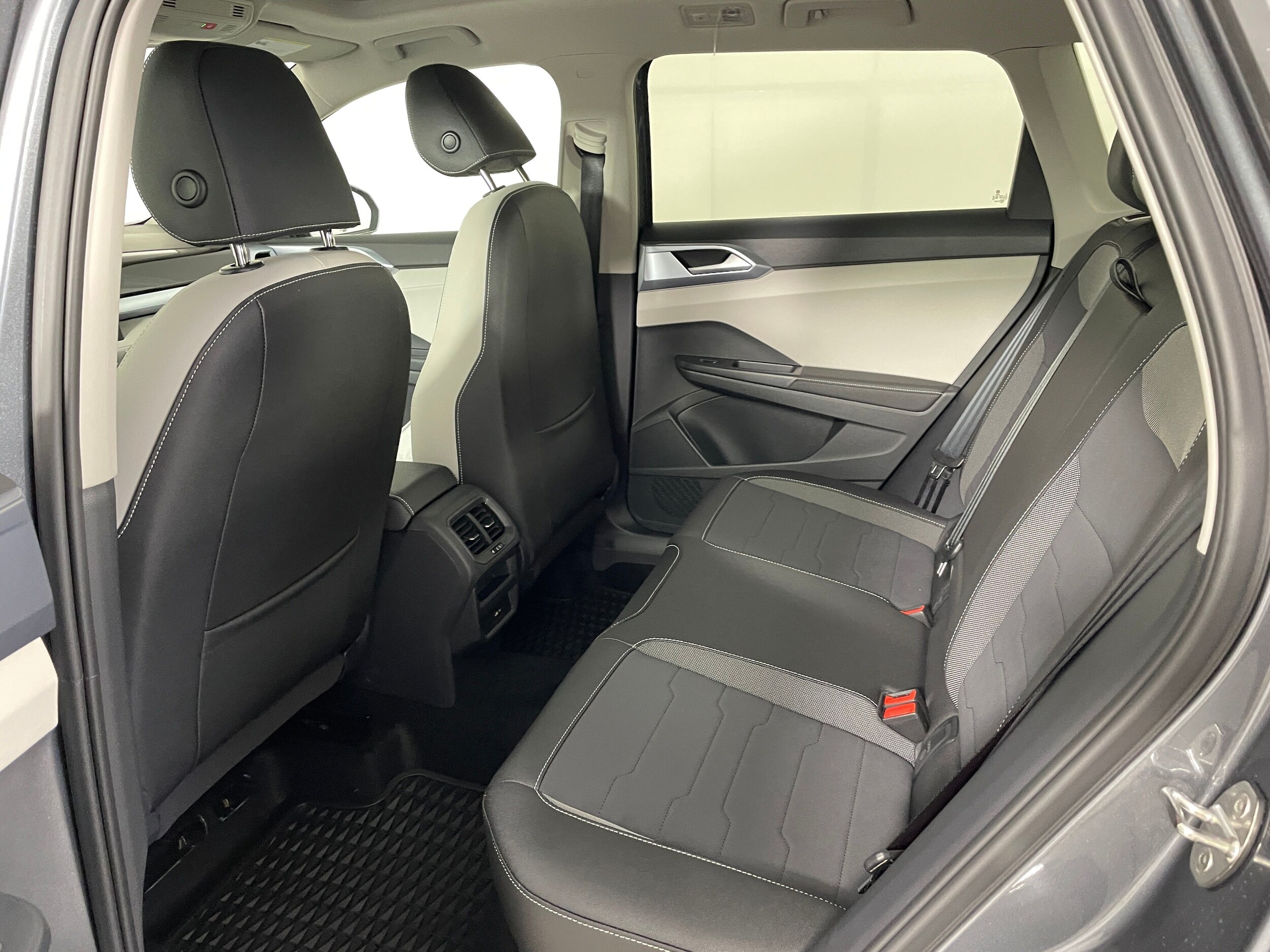 2025 Volkswagen Taos SE photo 2