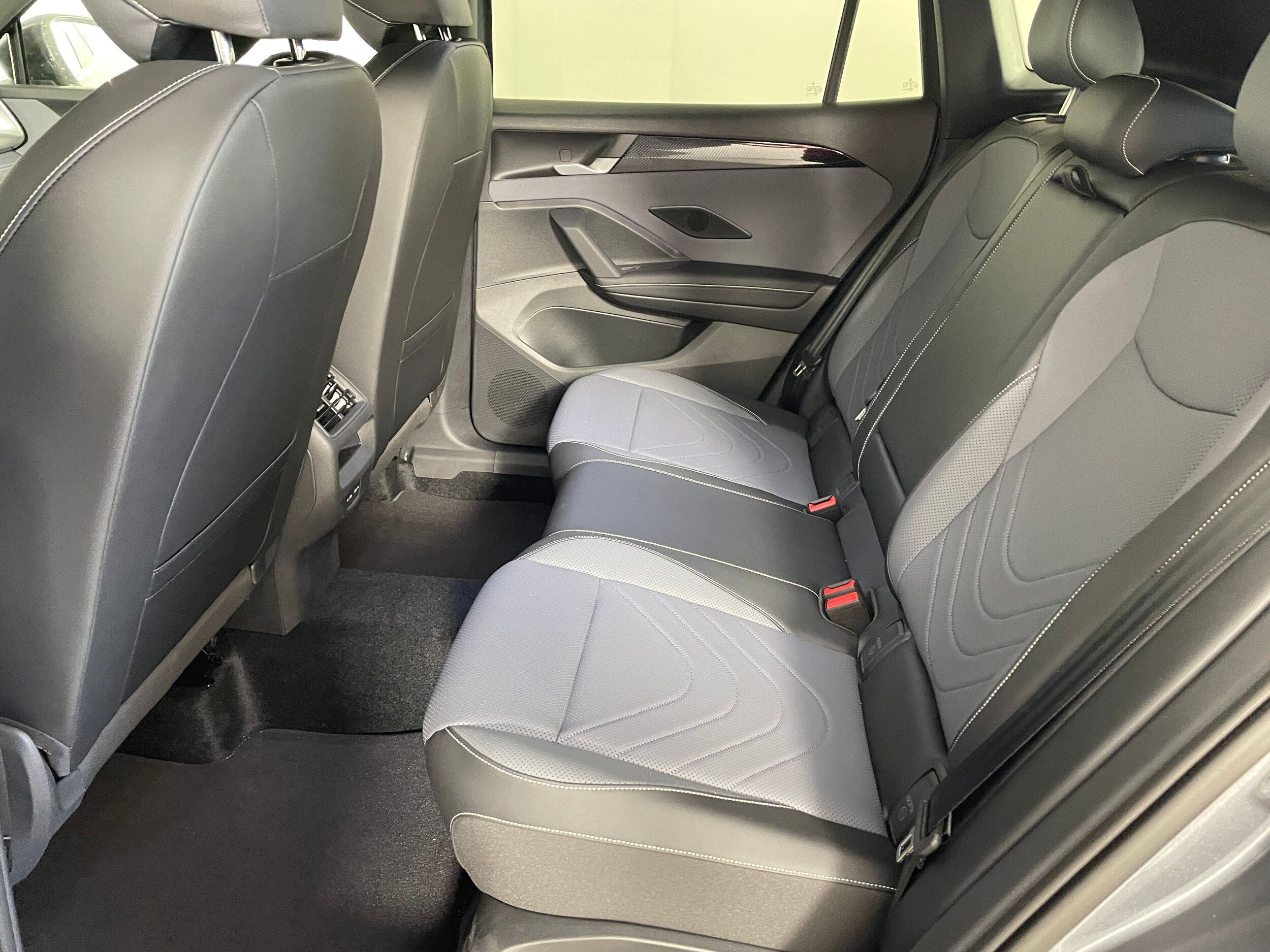 2025 Volkswagen Tiguan SE R-Line Black photo 4
