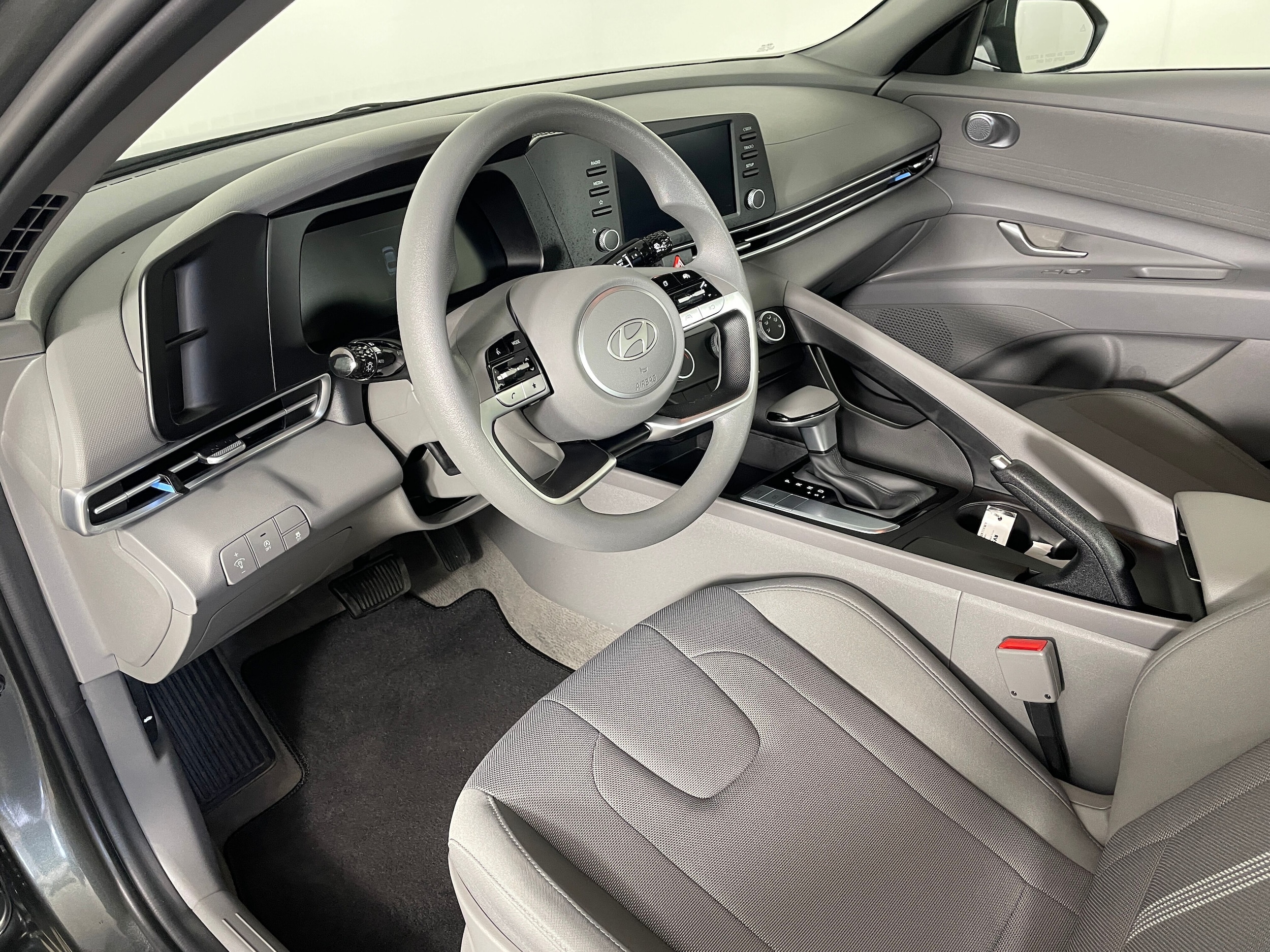 2025 Hyundai Elantra SE photo 2