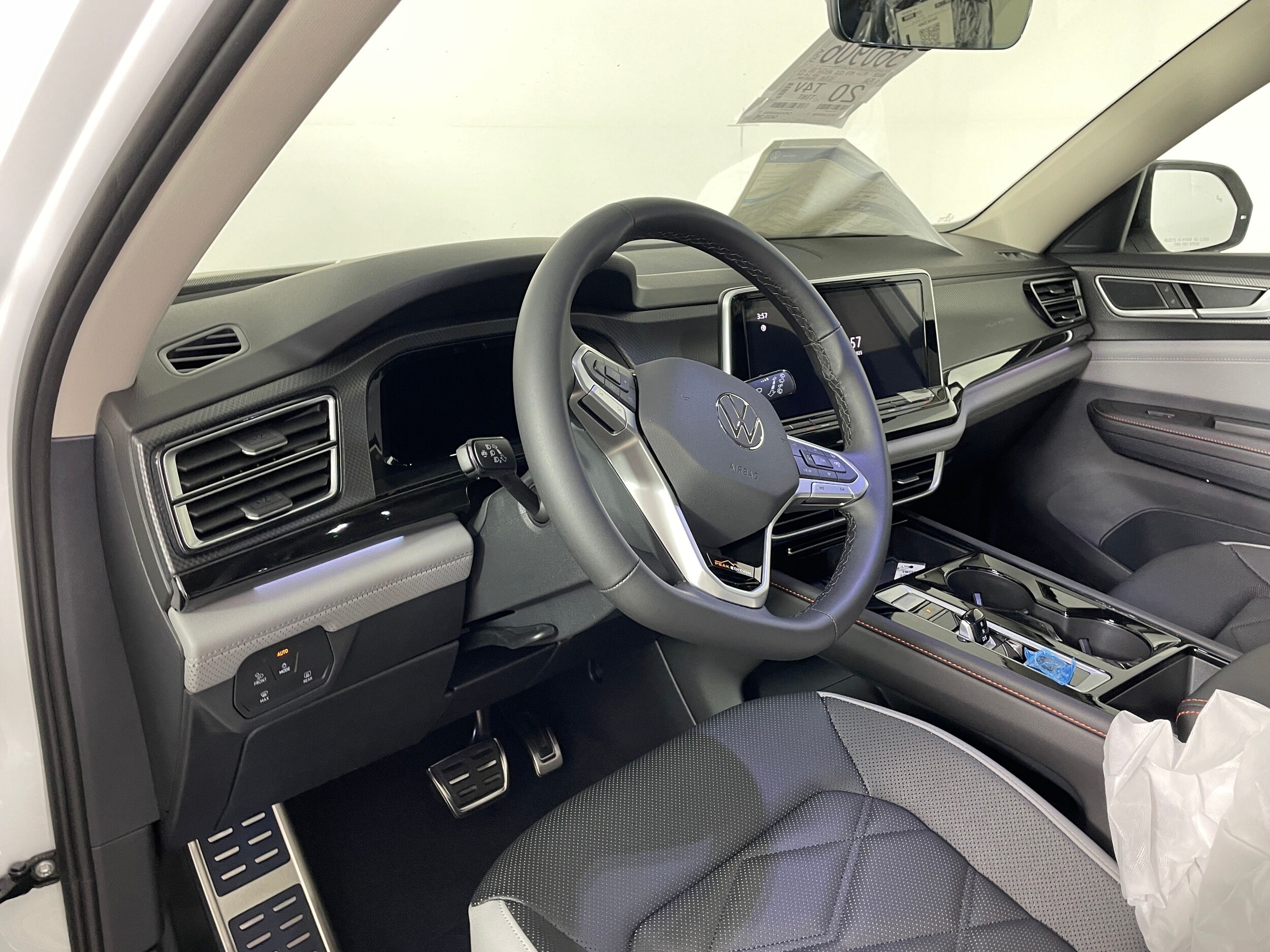 2025 Volkswagen Atlas Peak Edition SE photo 2