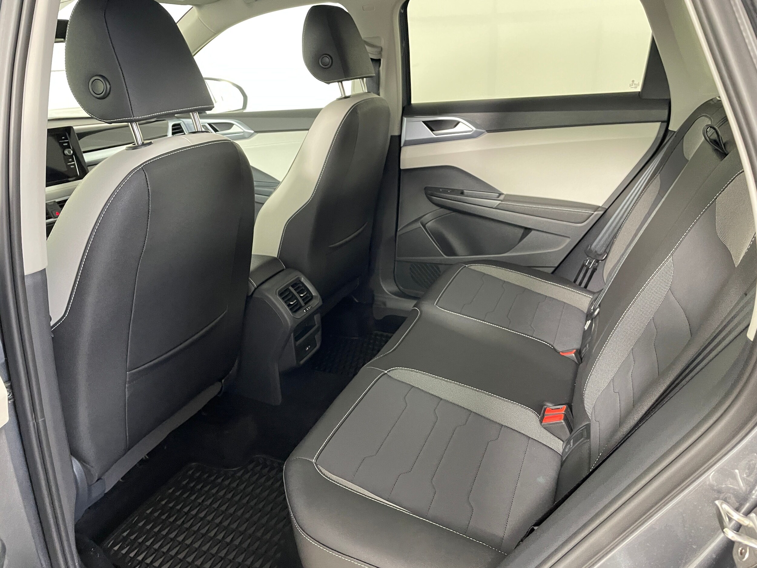 2025 Volkswagen Taos SE photo 4