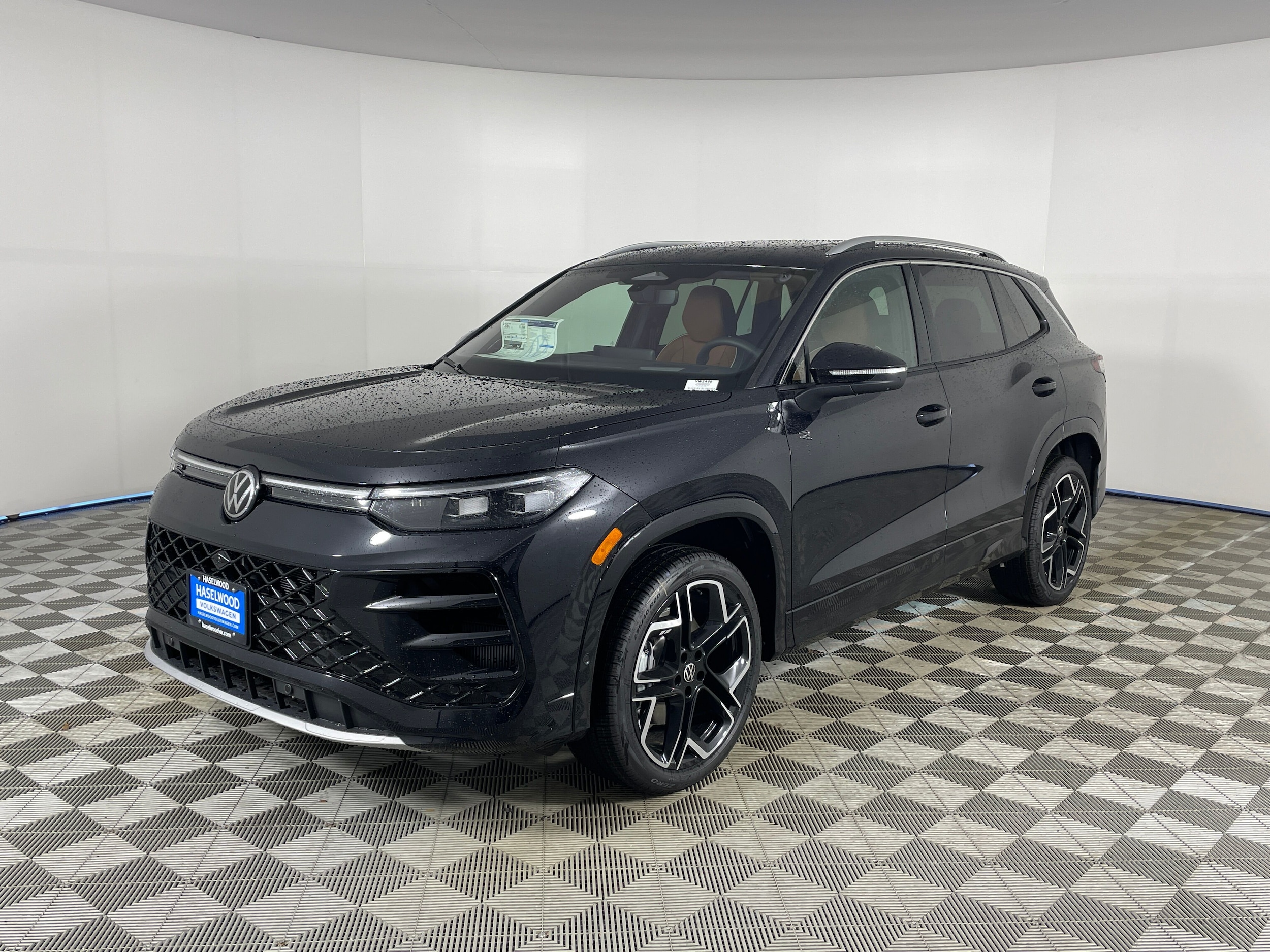 2026 Volkswagen Tiguan SEL R-LINE TURBO's photo