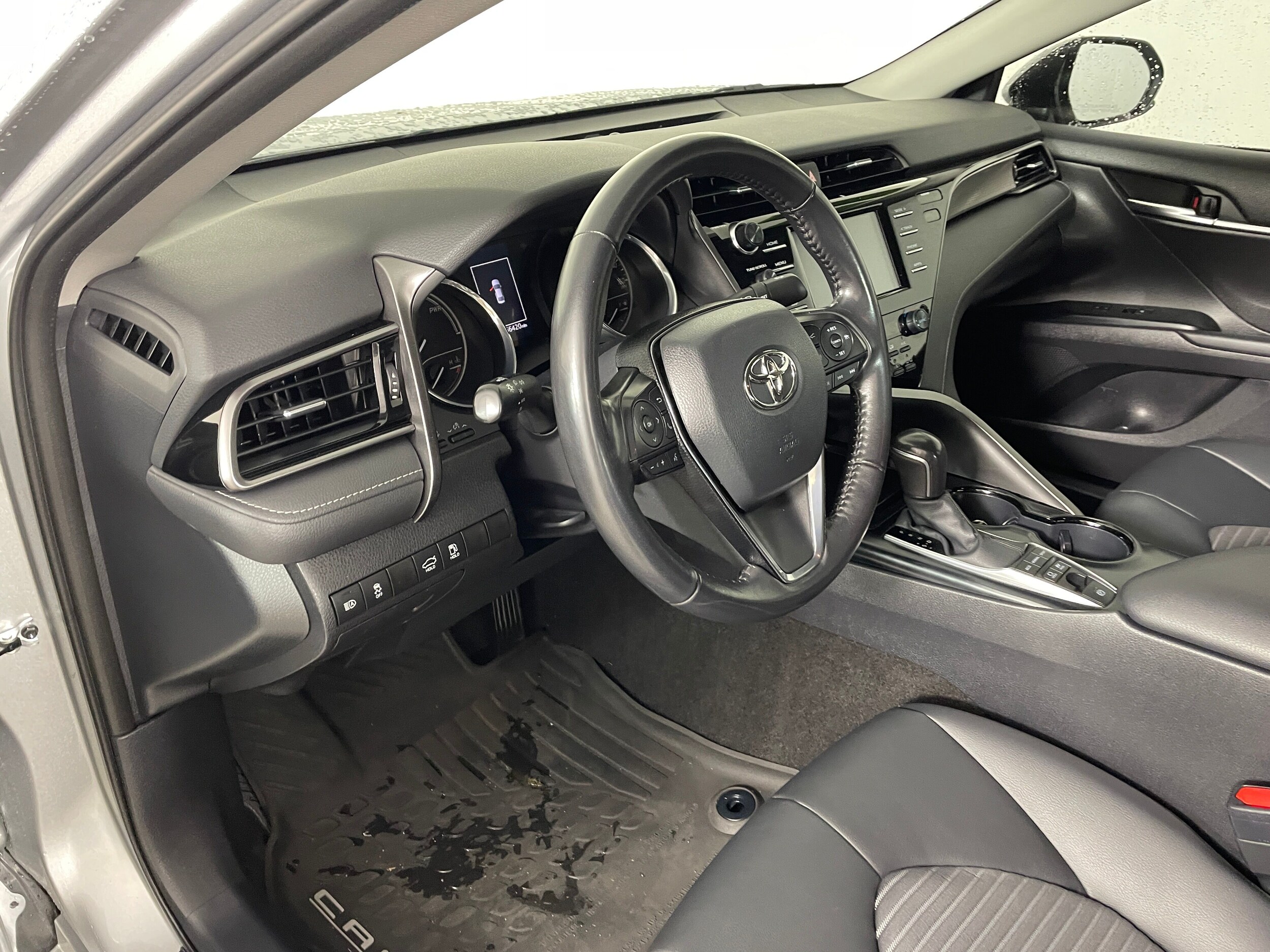 2020 Toyota Camry Hybrid SE photo 3