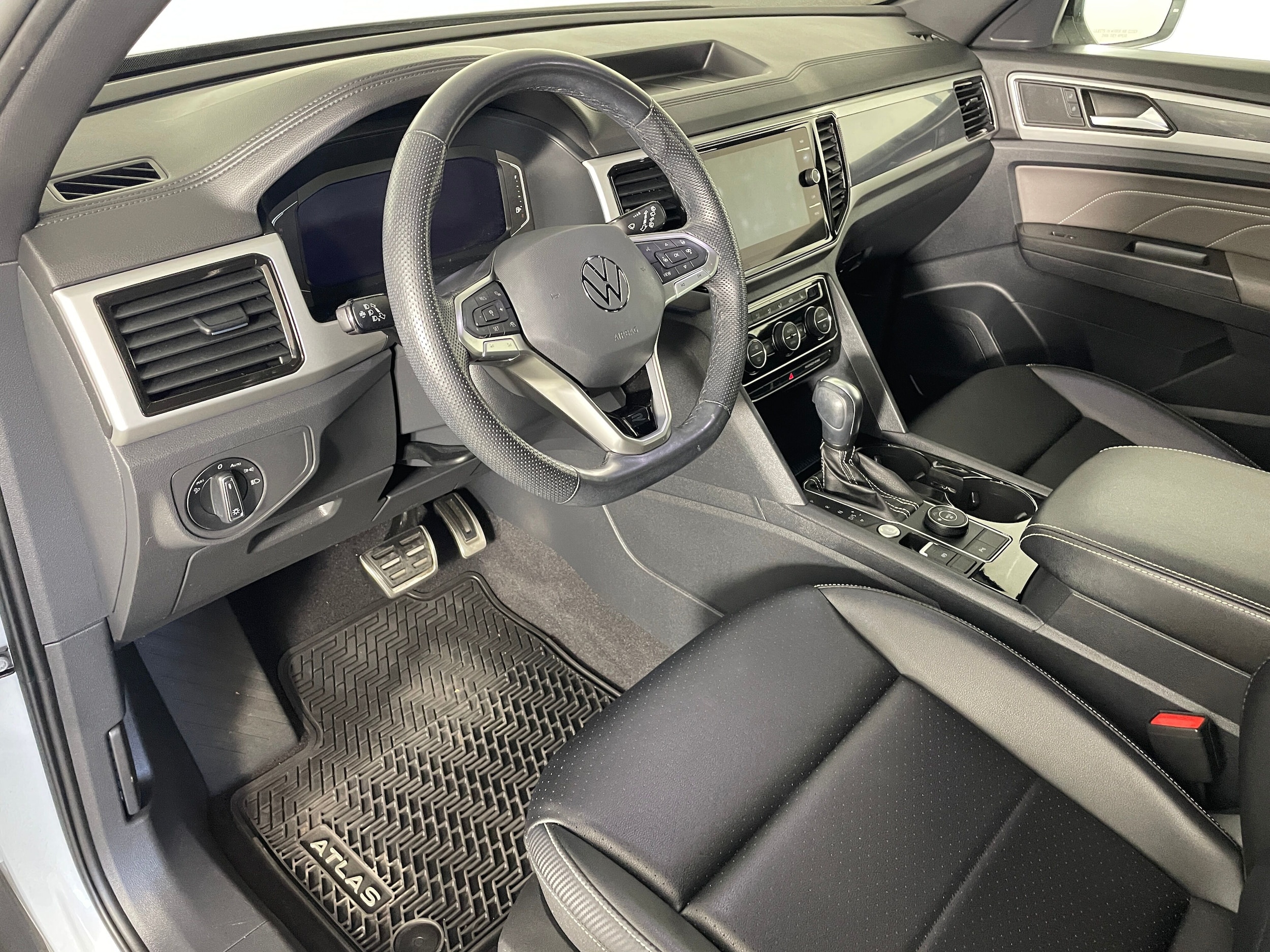 2023 Volkswagen Atlas Cross Sport SEL R-Line Black - Photo 3