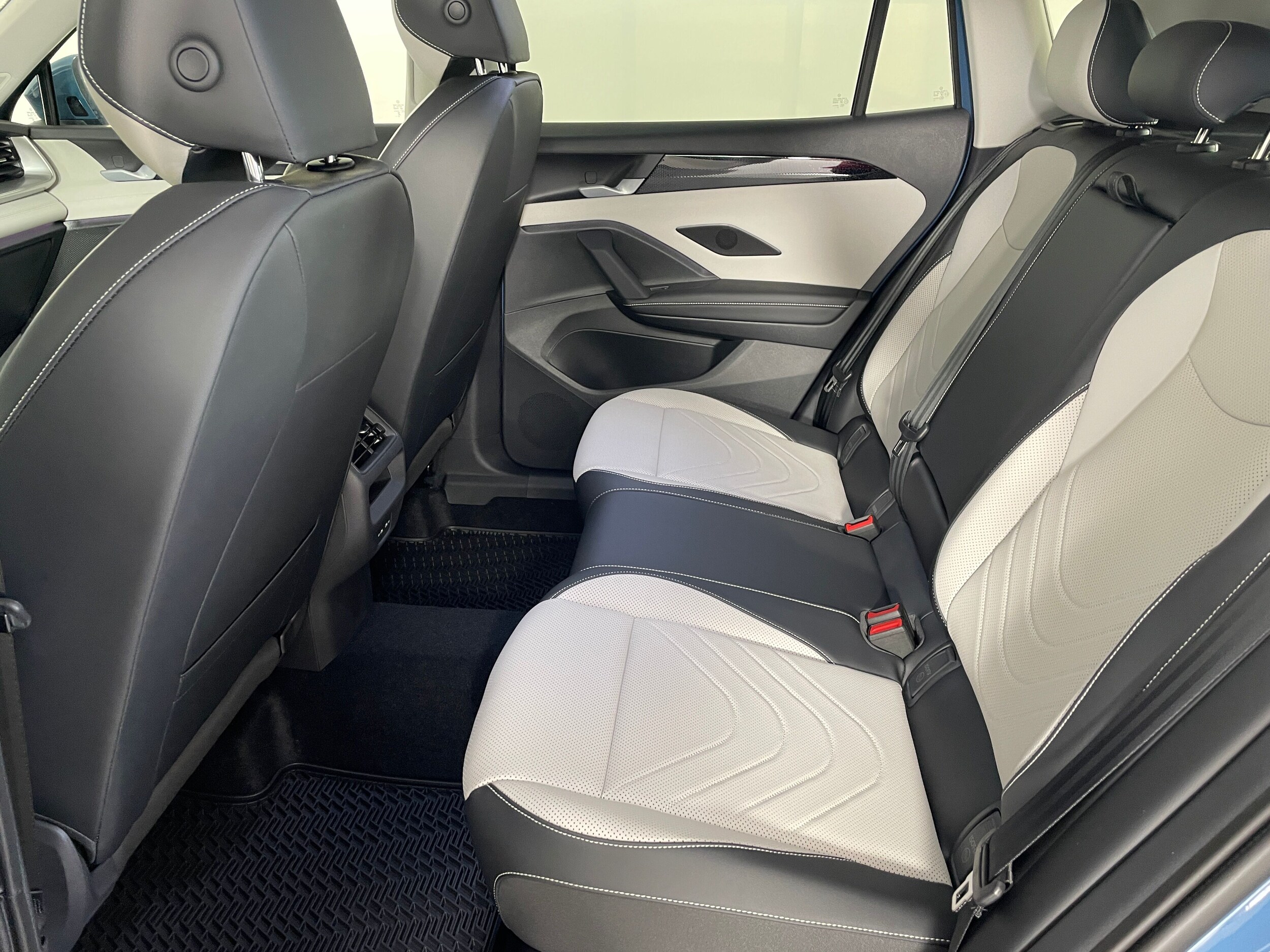 2025 Volkswagen Tiguan SE photo 4