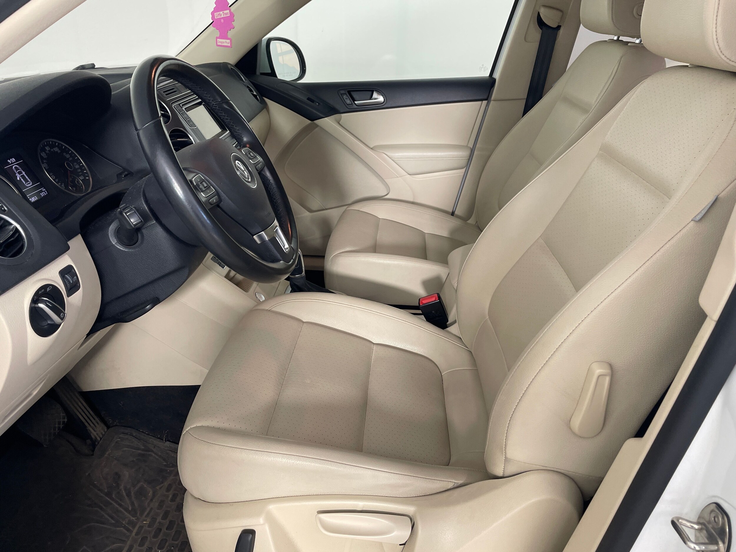 2016 Volkswagen Tiguan S photo 2