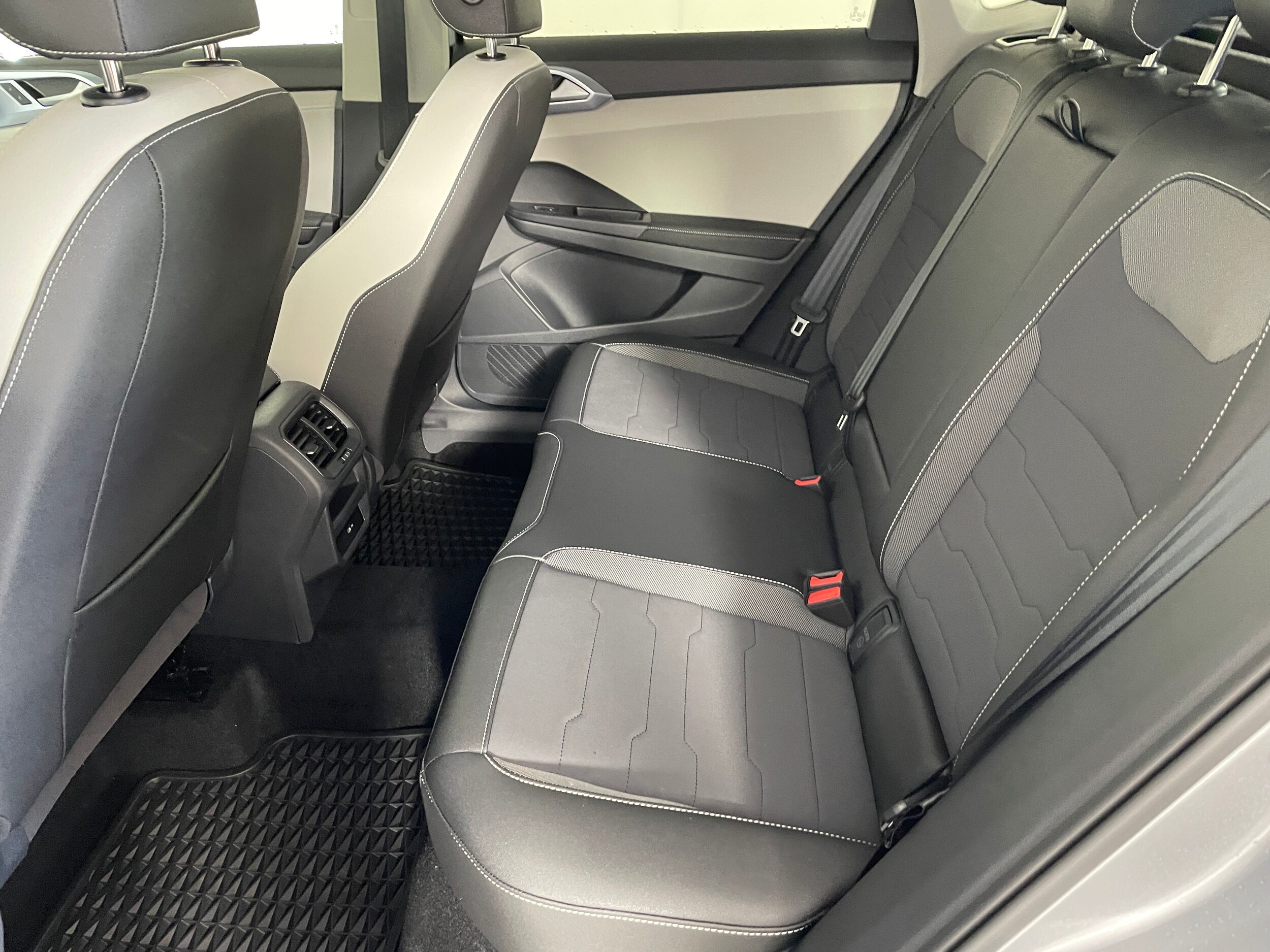 2025 Volkswagen Taos SE photo 3