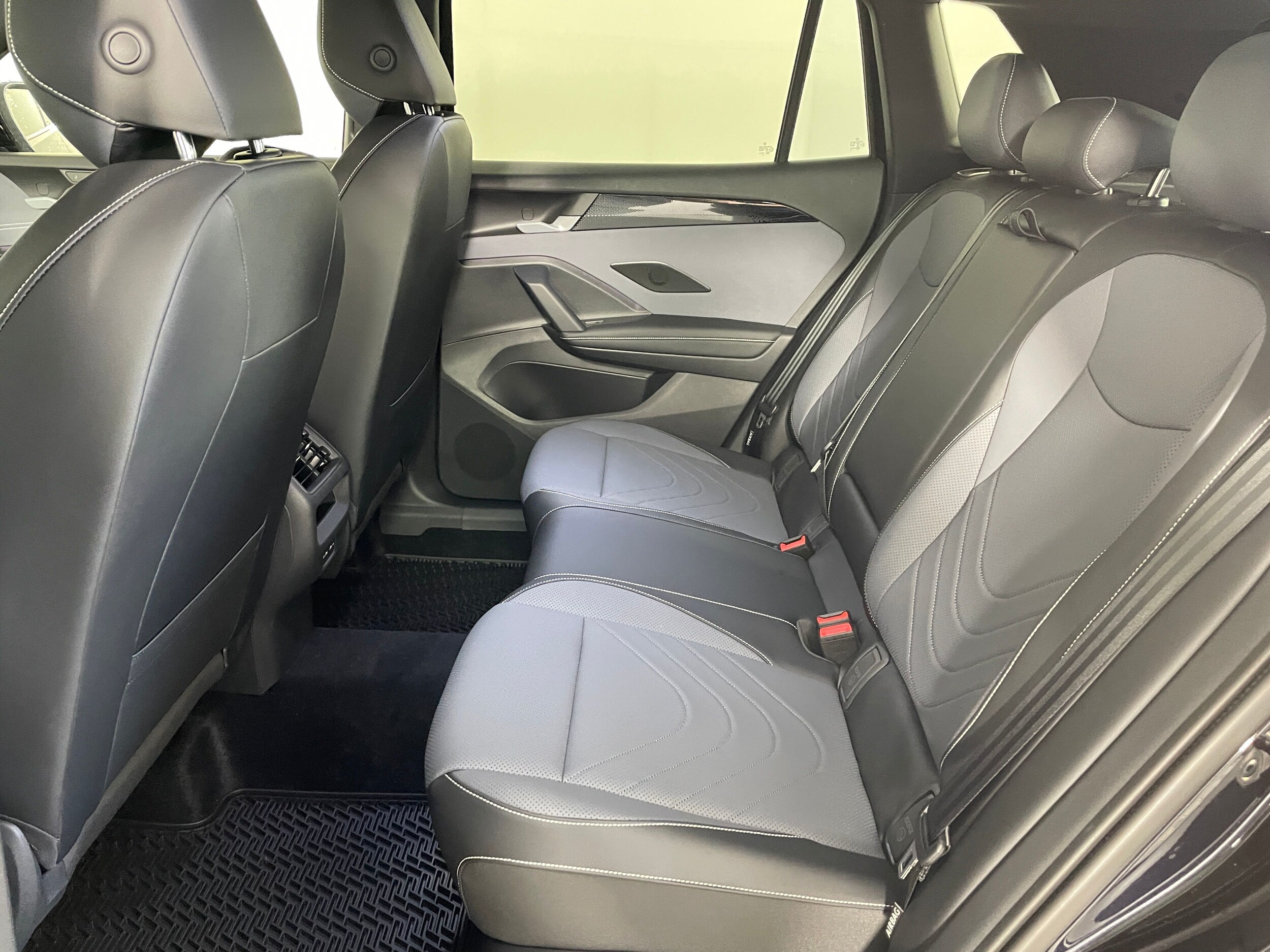 2026 Volkswagen Tiguan SE R-Line Black photo 2