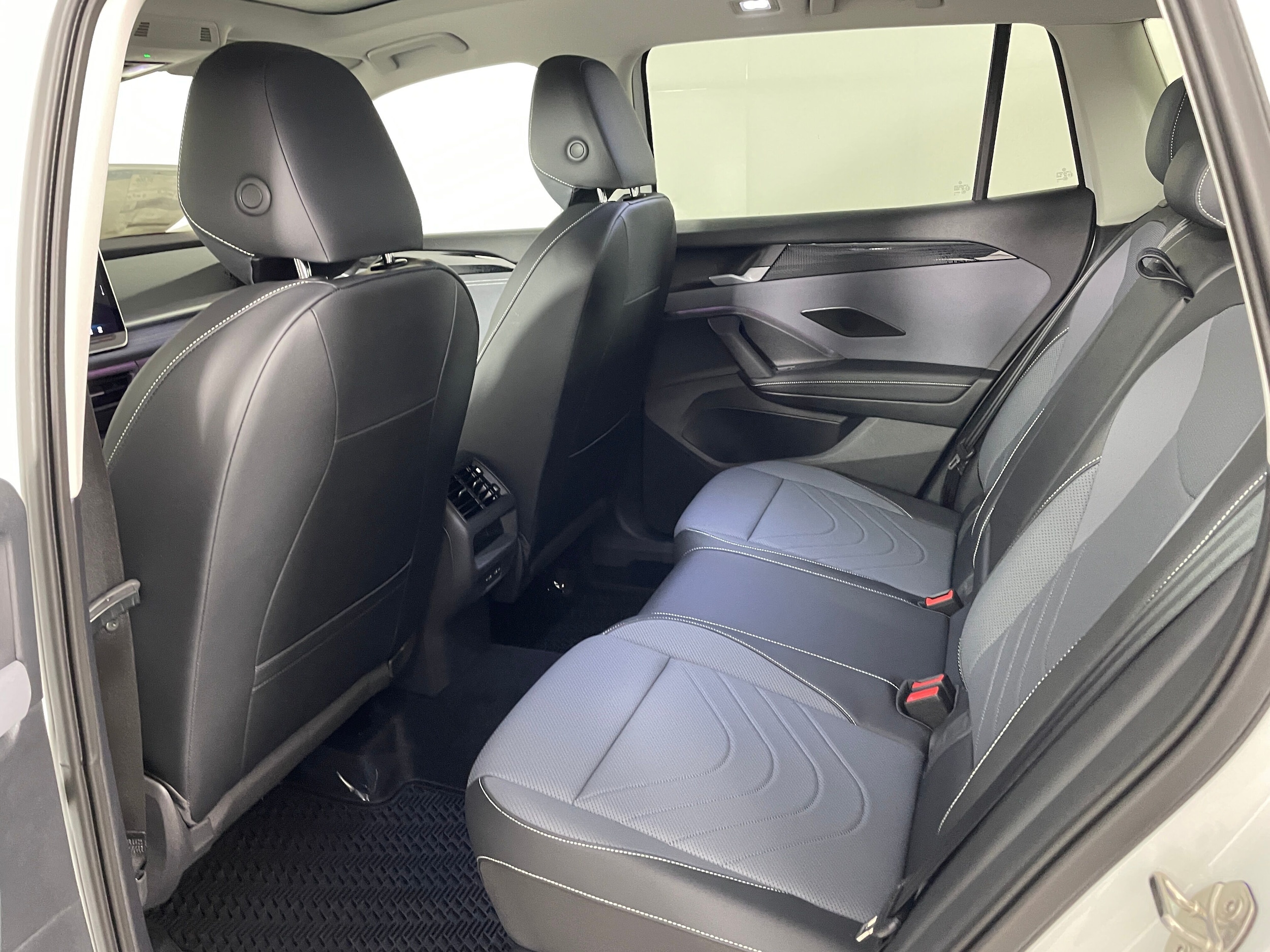 2025 Volkswagen Tiguan SE - Photo 4