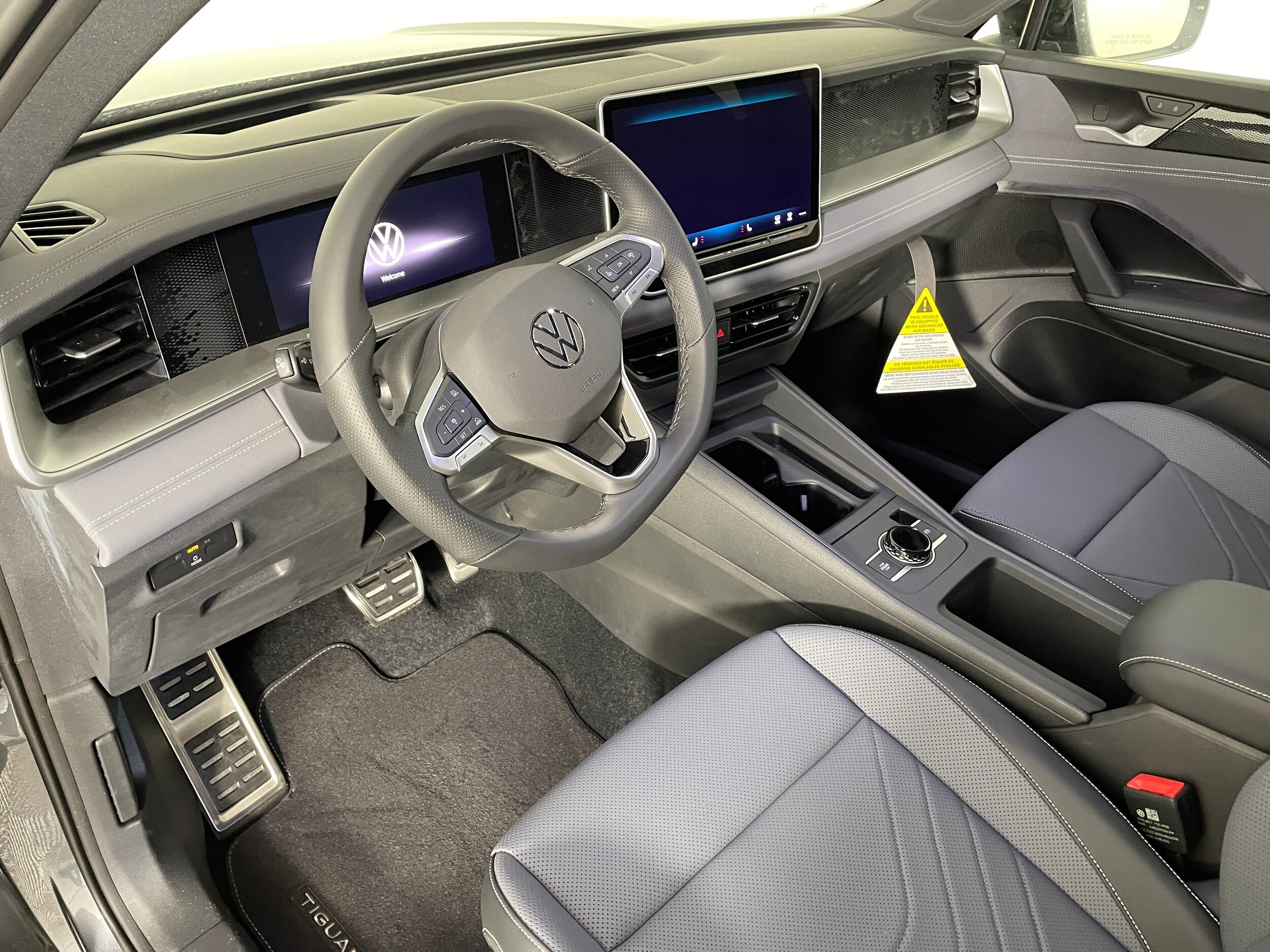 2025 Volkswagen Tiguan SE R-Line Black photo 2