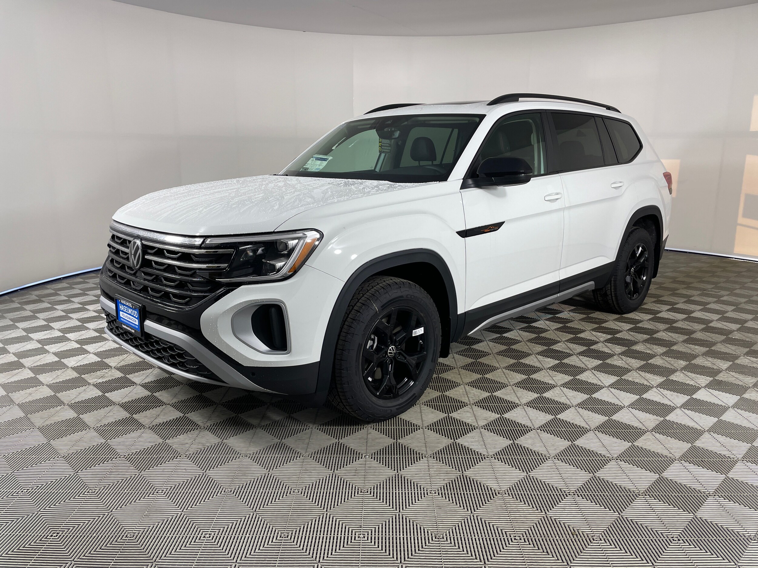 2025 Volkswagen Atlas Peak Edition photo 3