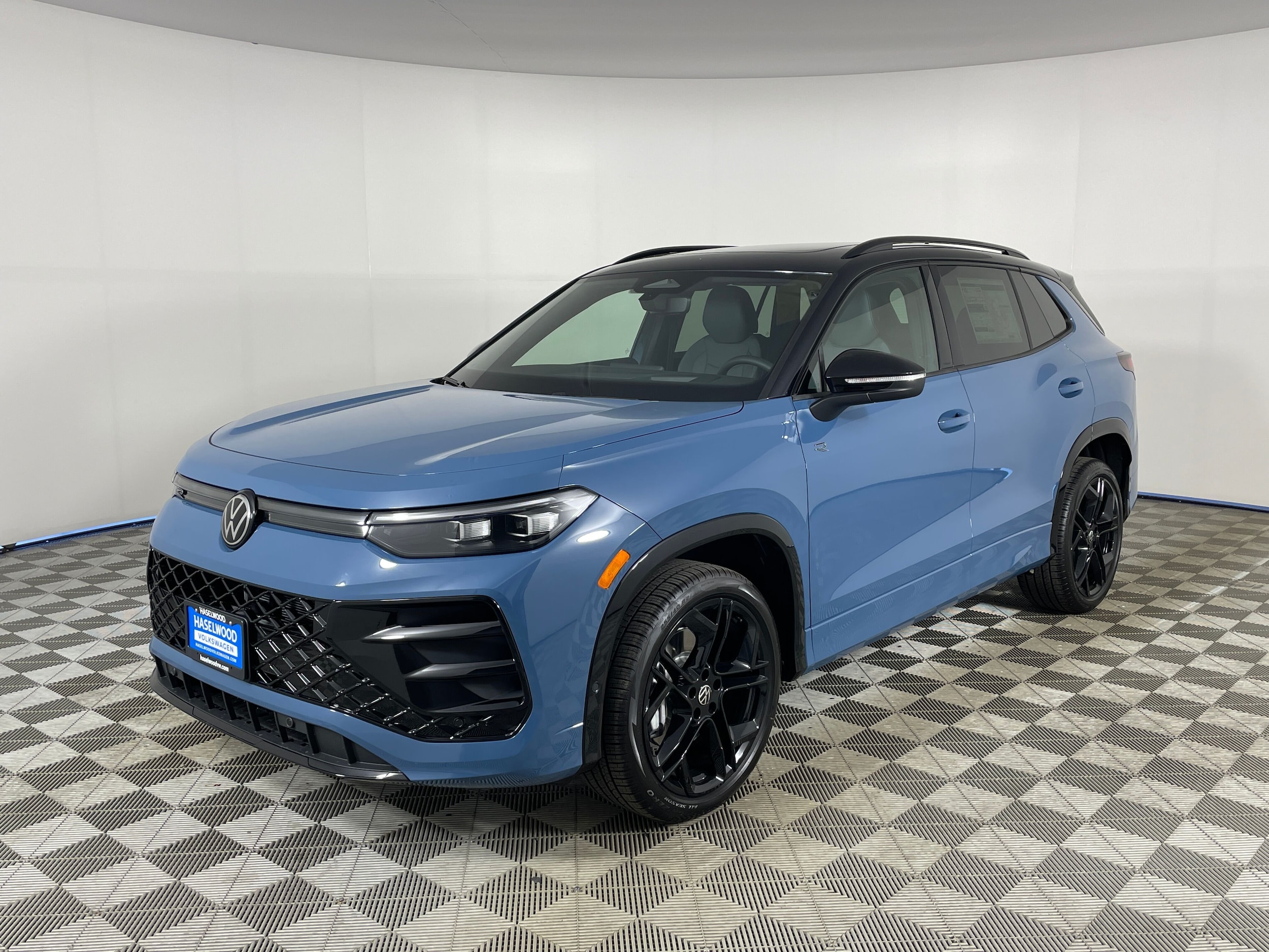 2025 Volkswagen Tiguan 2.0T SE R-Line Black 4Motion's photo