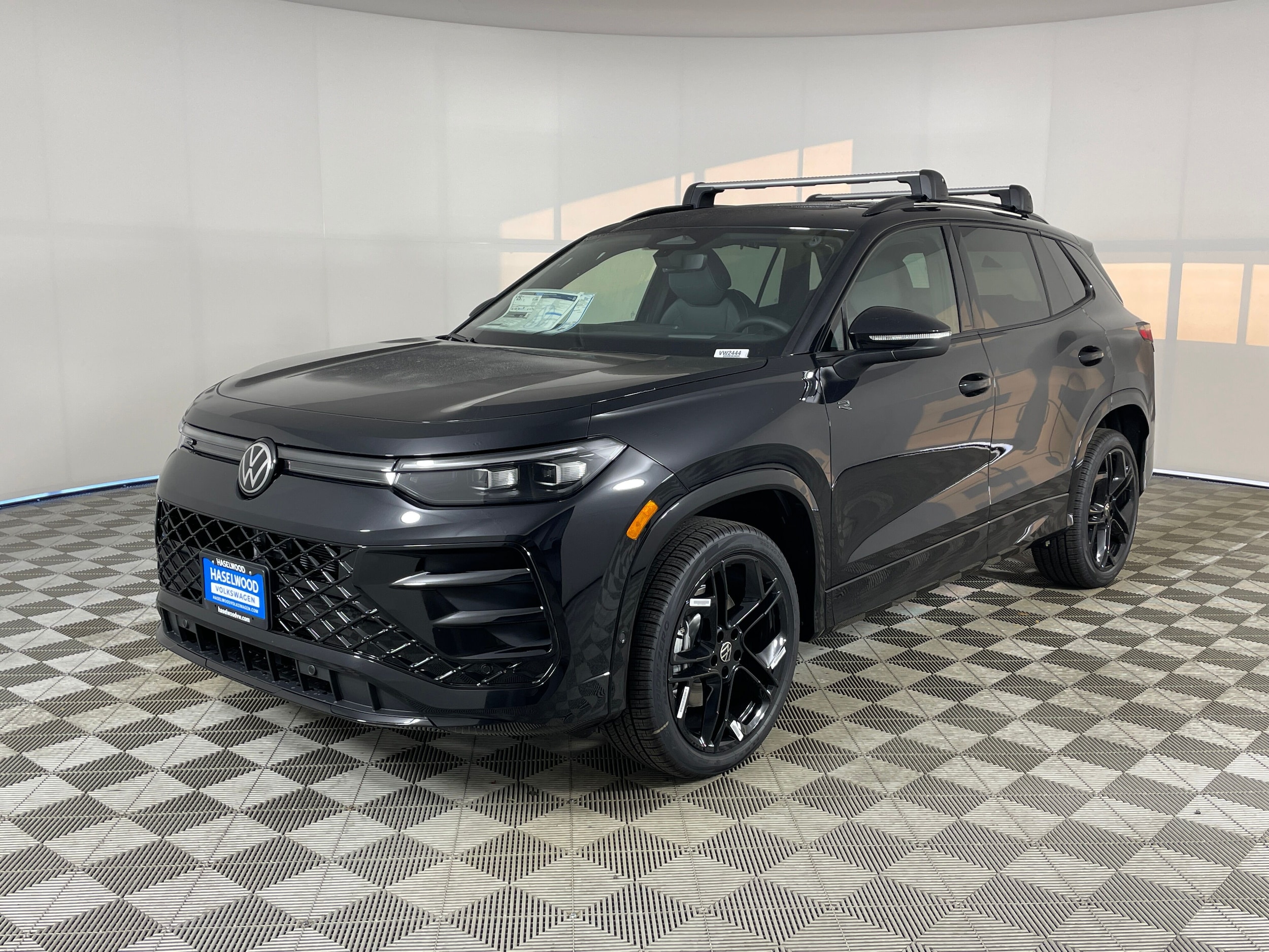 2025 Volkswagen Tiguan SE R-LINE BLACK's photo