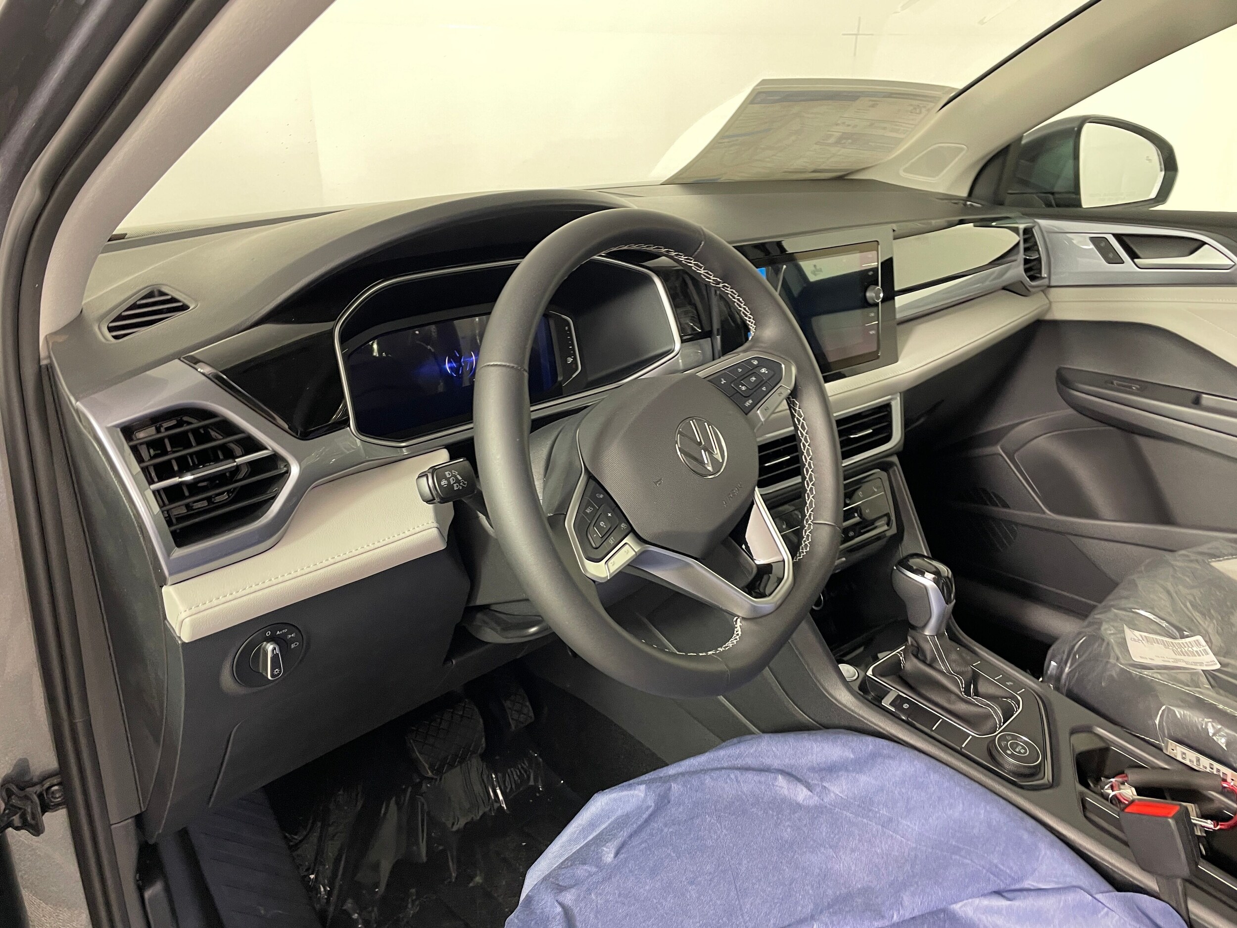 2025 Volkswagen Taos SEL photo 2