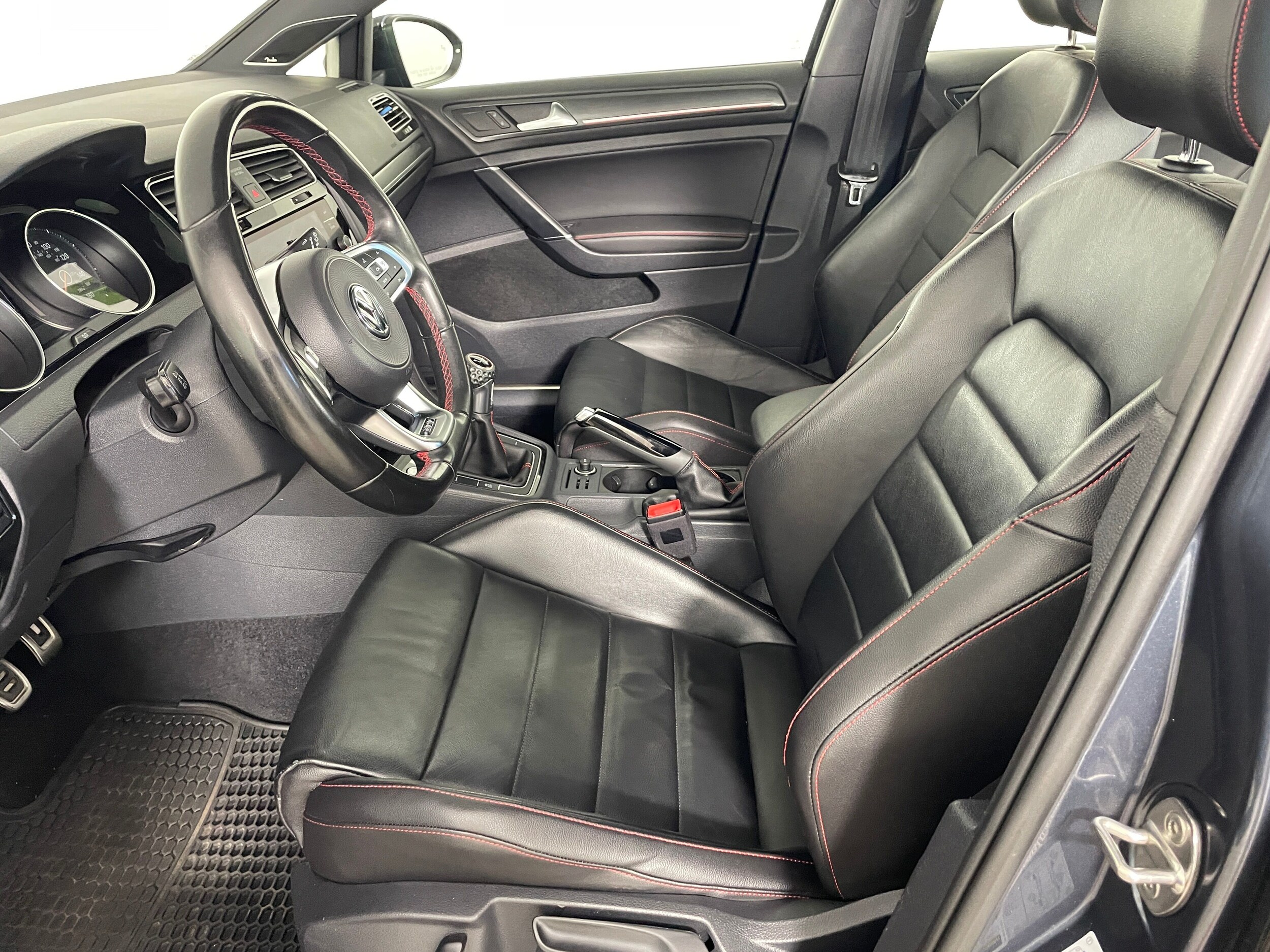 2019 Volkswagen Golf GTI photo 2