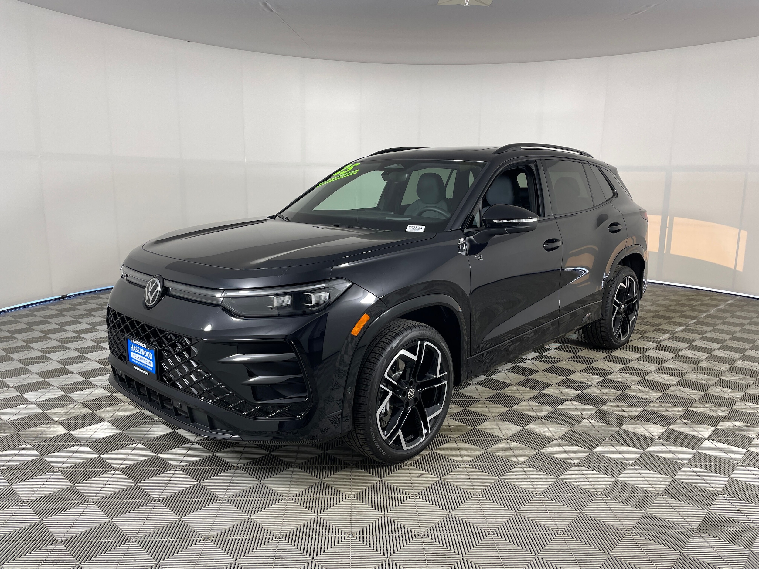 2025 Volkswagen Tiguan SE R-LINE BLACK's photo