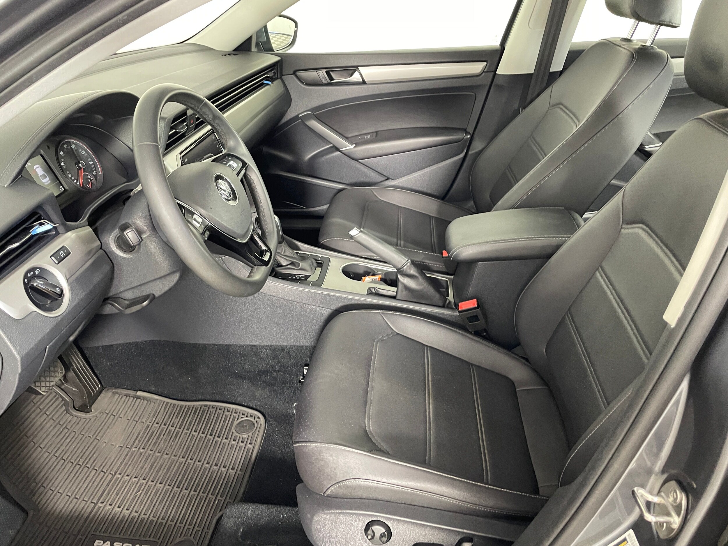 2022 Volkswagen Passat 2.0T SE photo 2