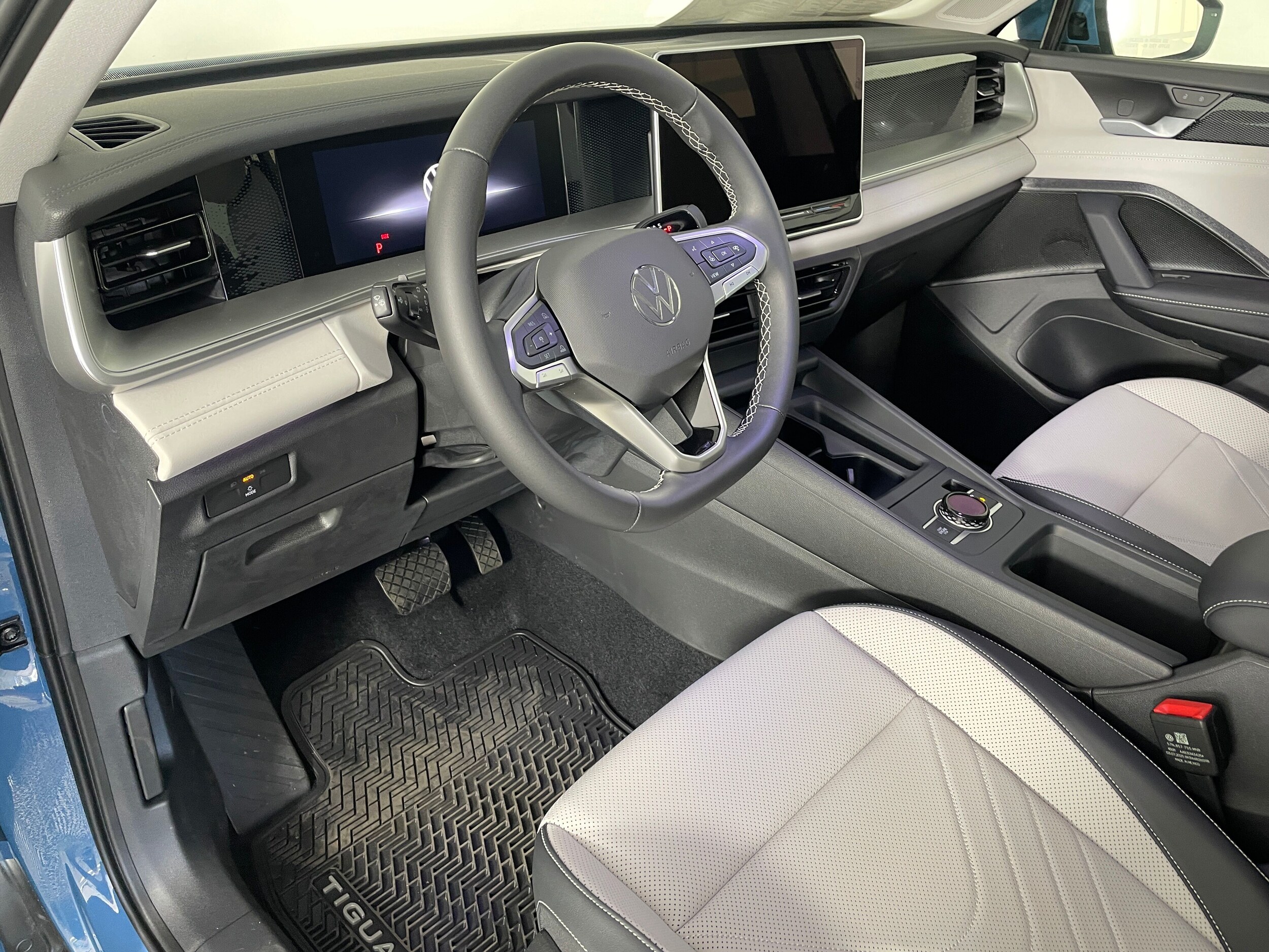 2025 Volkswagen Tiguan SE photo 2