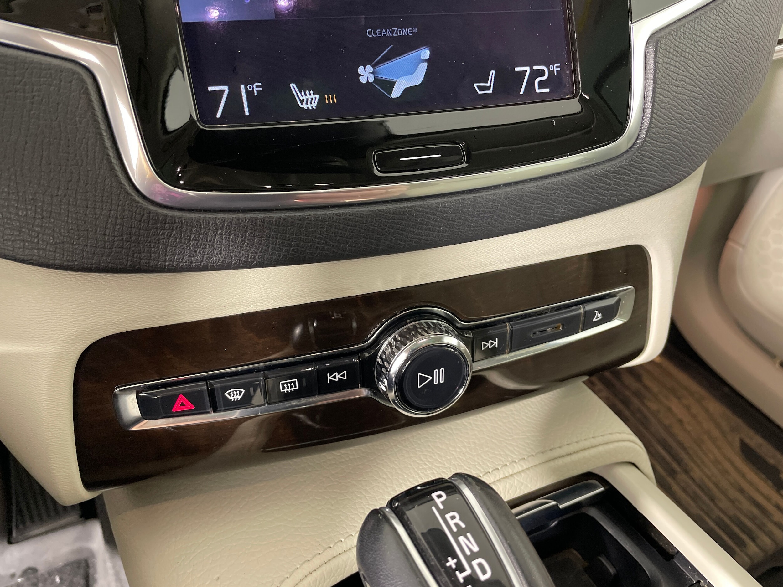 2016 Volvo XC90 T6 Momentum AWD photo 3