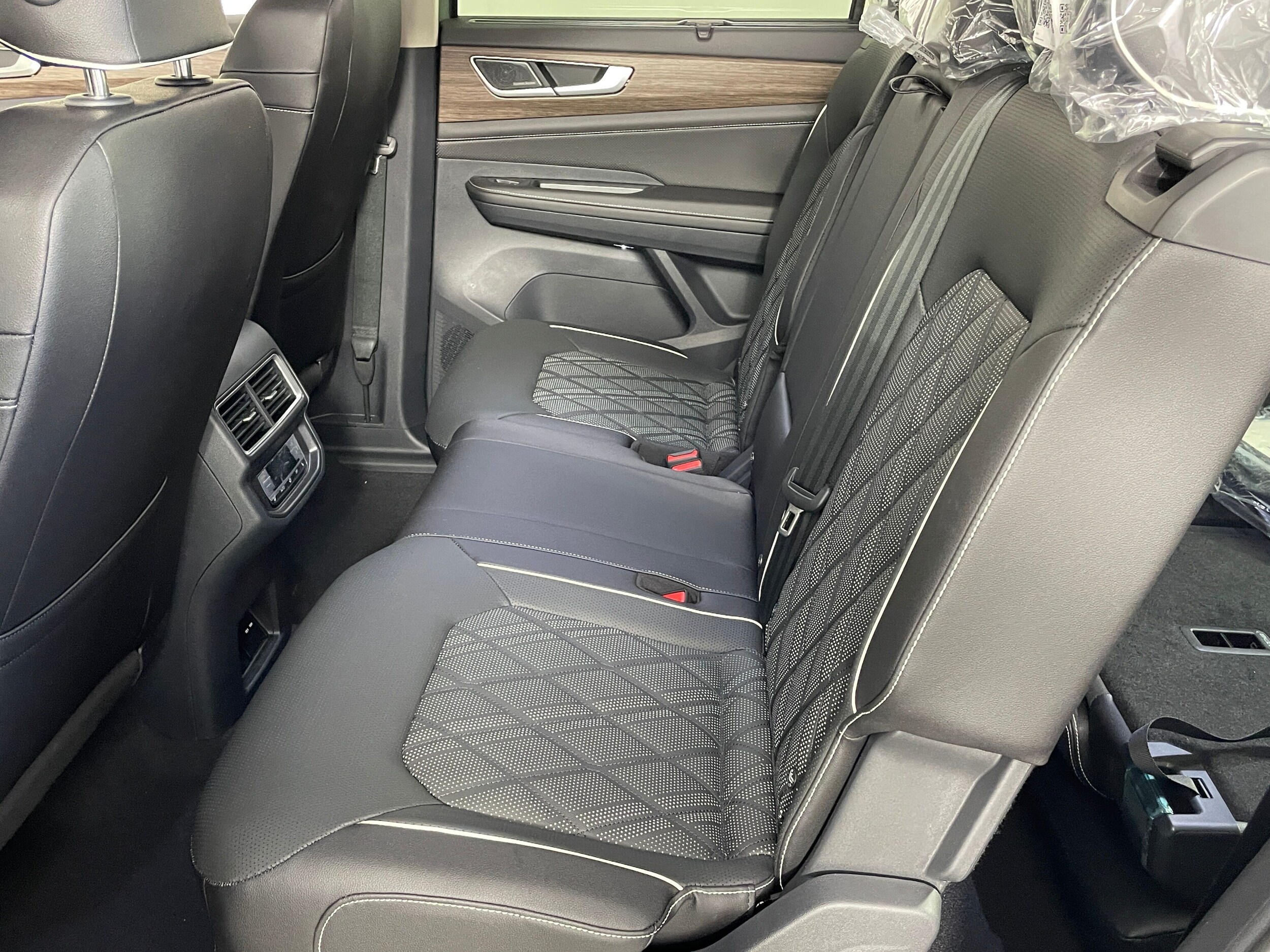 2025 Volkswagen Atlas SEL Premium R-Line photo 4