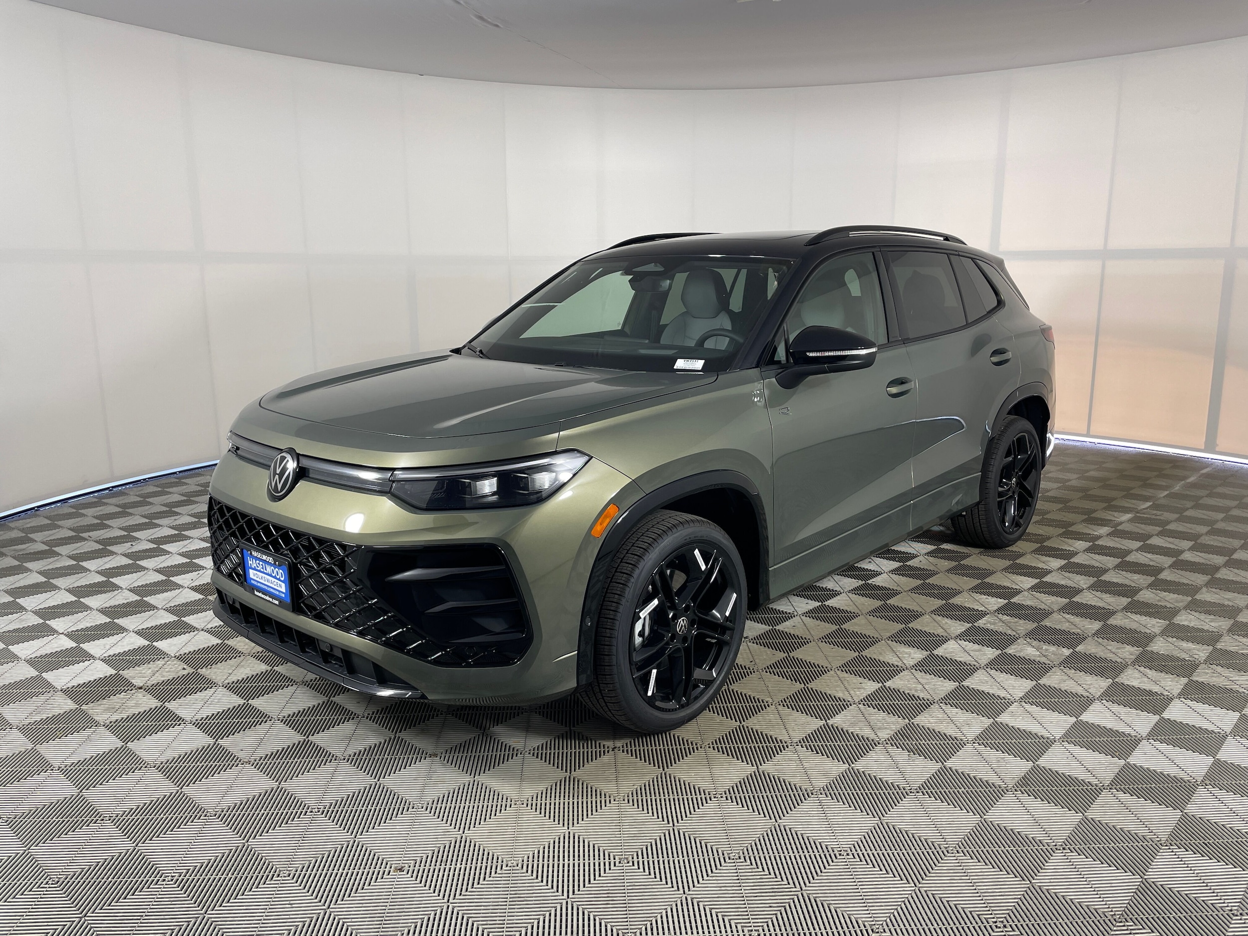 2026 Volkswagen Tiguan 2.0T SE R-Line Black 4Motion's photo