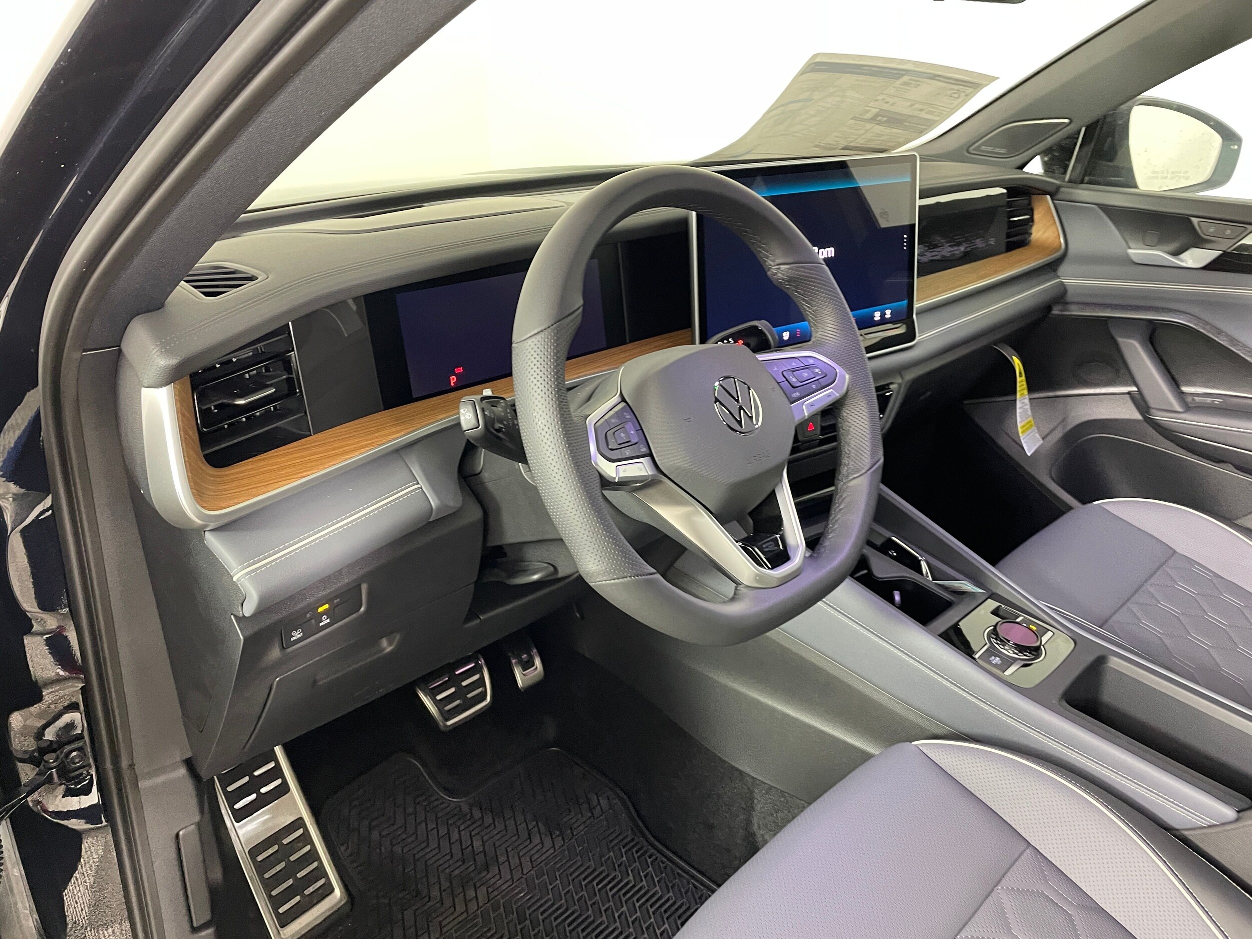 2026 Volkswagen Tiguan SEL R-Line photo 2