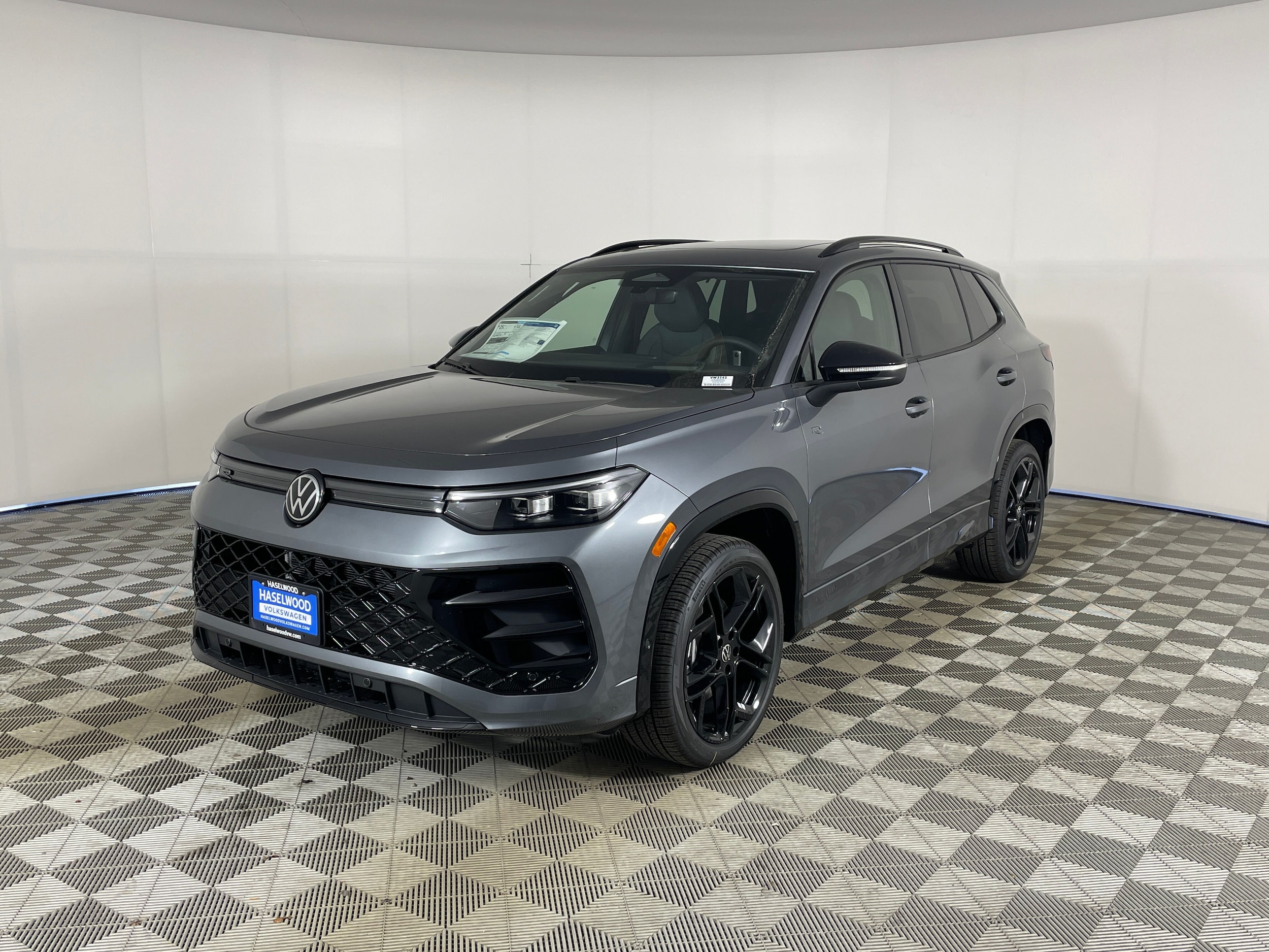 2026 Volkswagen Tiguan 2.0T SE R-Line Black 4Motion's photo