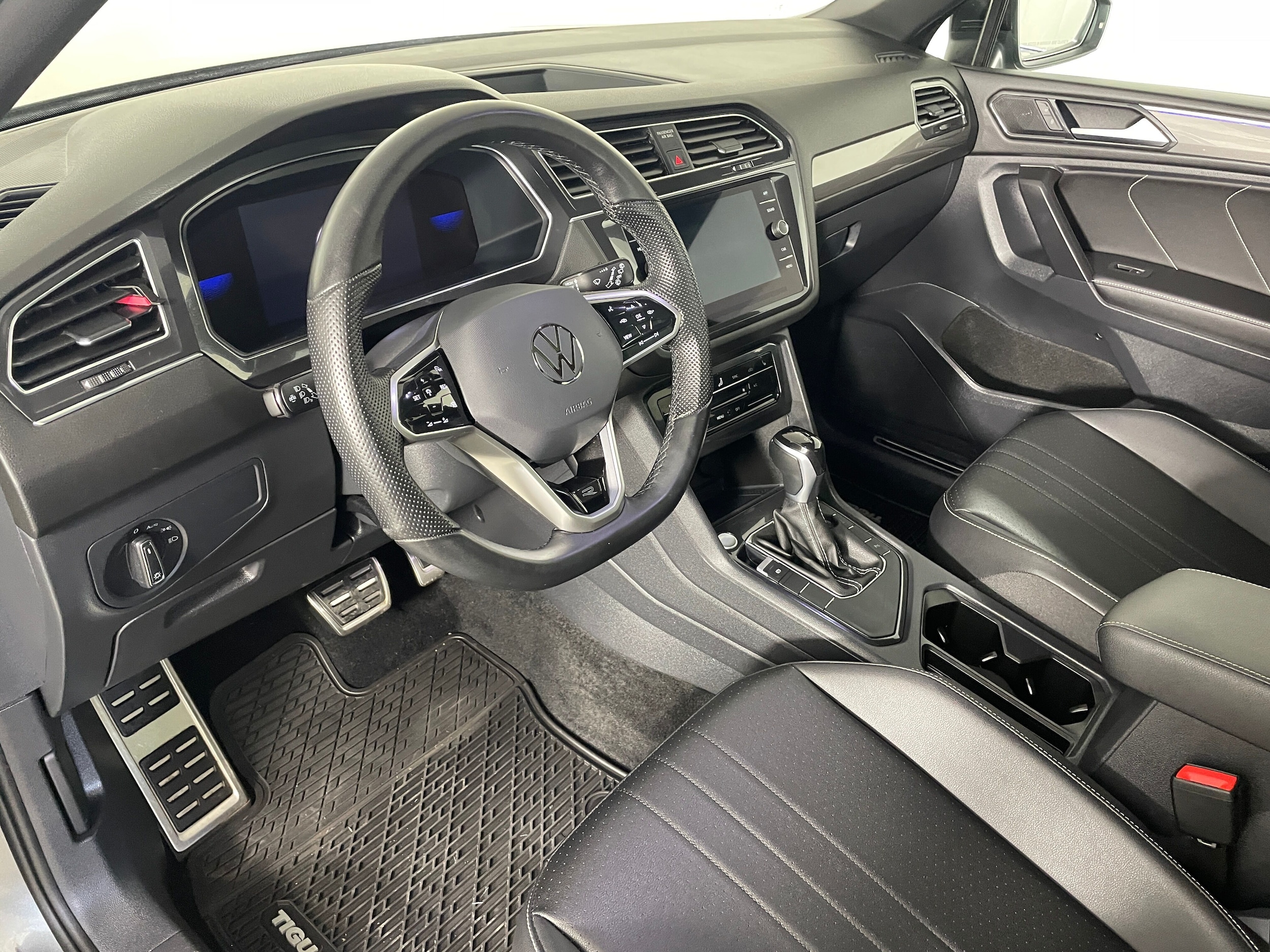 2023 Volkswagen Tiguan 2.0T SE R-Line Black photo 2