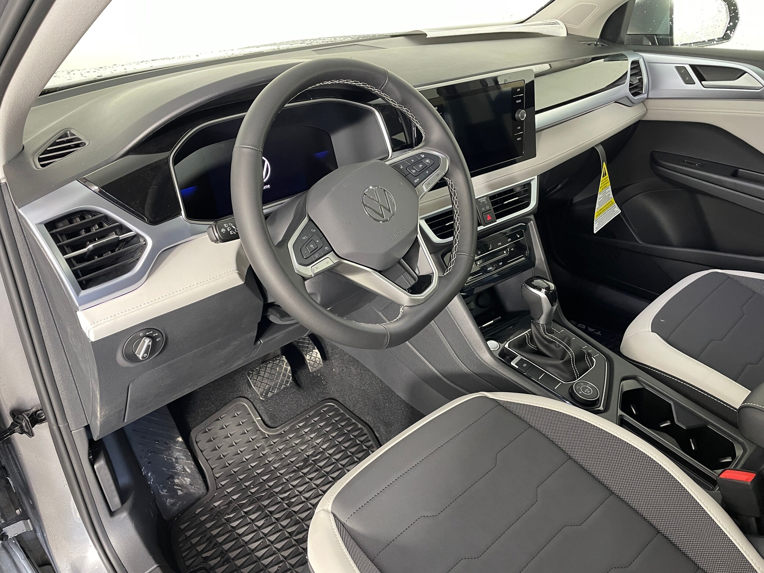 2025 Volkswagen Taos SE photo 2
